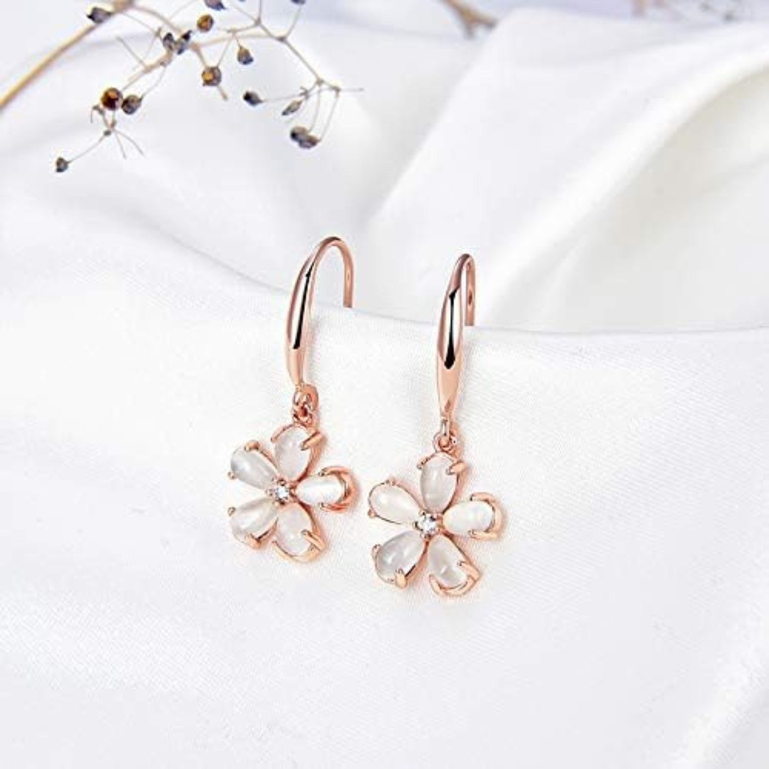 Lisandra Scott Ohrhaken-Set 925 Silber Ohrringe mit Funkelndem Katzenauge, Blumen Ohrhänger Damen, Zarter Blütenschmuck mit Katzenauge – femininer Eyecatcher