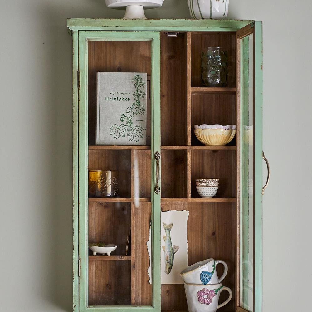 Bloomingville Wandhängeschrank Hazem Kabinett grün aus Tannenholz, dekorativer Wandschrank, Vitrinenschrank, Hängeschrank, Vintage Look, Gewürzschrank, Glasfront