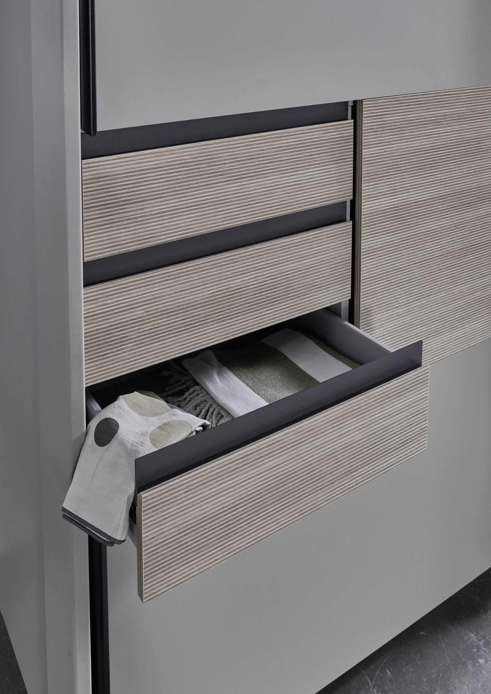 freiraum Schwebetürenschrank Bremen in SAHARAGRAU / MULTIPLEX - 180x198x65cm (BxHxT)