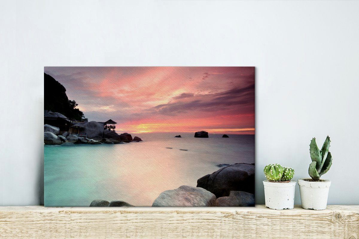 OneMillionCanvasses® Leinwandbild (1 Wandbild von den Sonnenuntergang Thailand, Ko cm Tao hinter Aufhängefertig, in Wanddeko, St), 30x20 Felsen Leinwandbilder