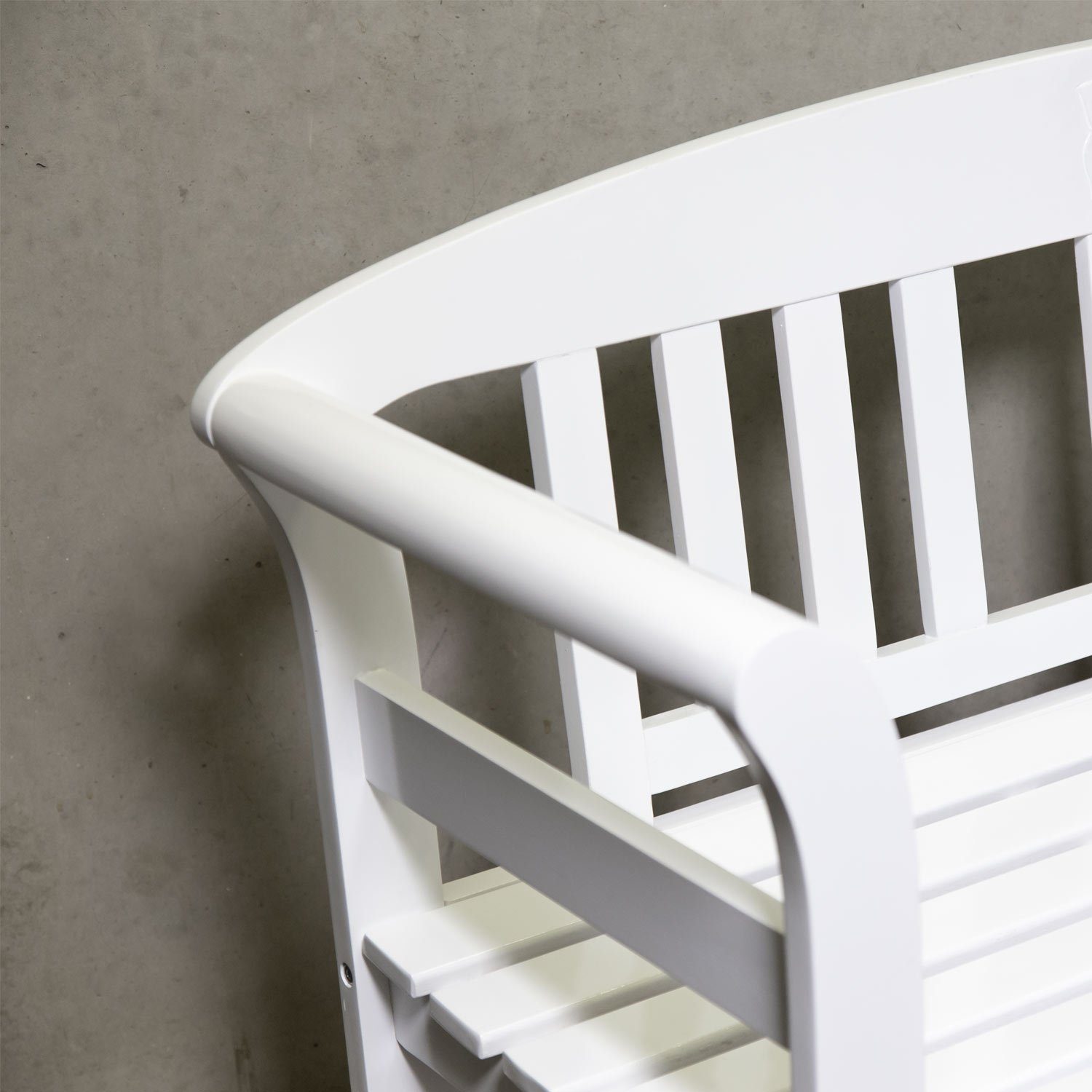 metra-direkt Gartenbank in weiß, Holzbank, 2-Sitzer, ergonomische Sitzfläche, Friesenbank, Akazienholz, PU-Beschichtung, Rosenemblem