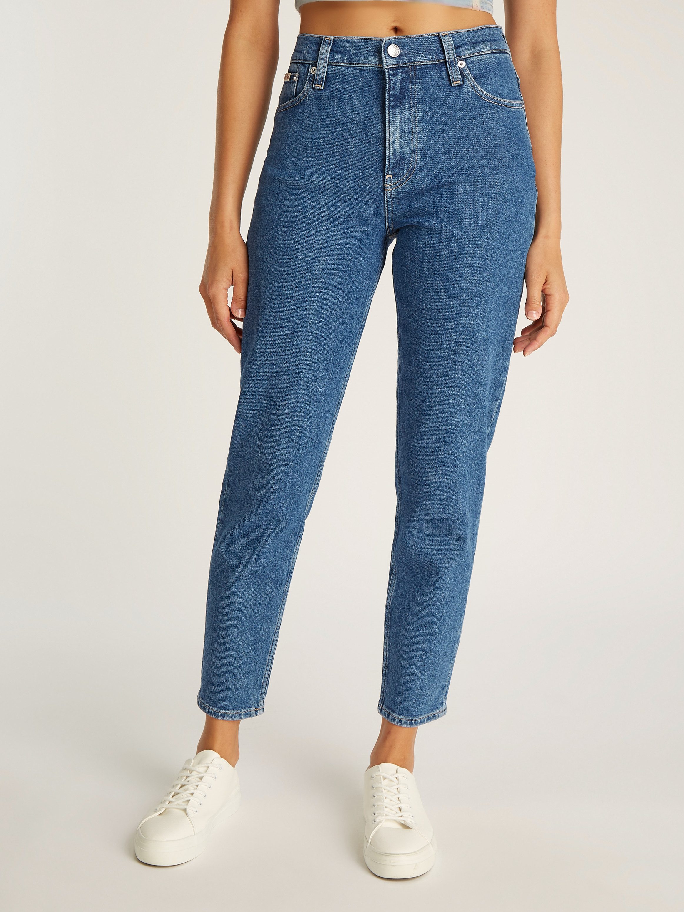 Calvin Klein Jeans Mom-Jeans MOM JEAN mit Logo-Badge