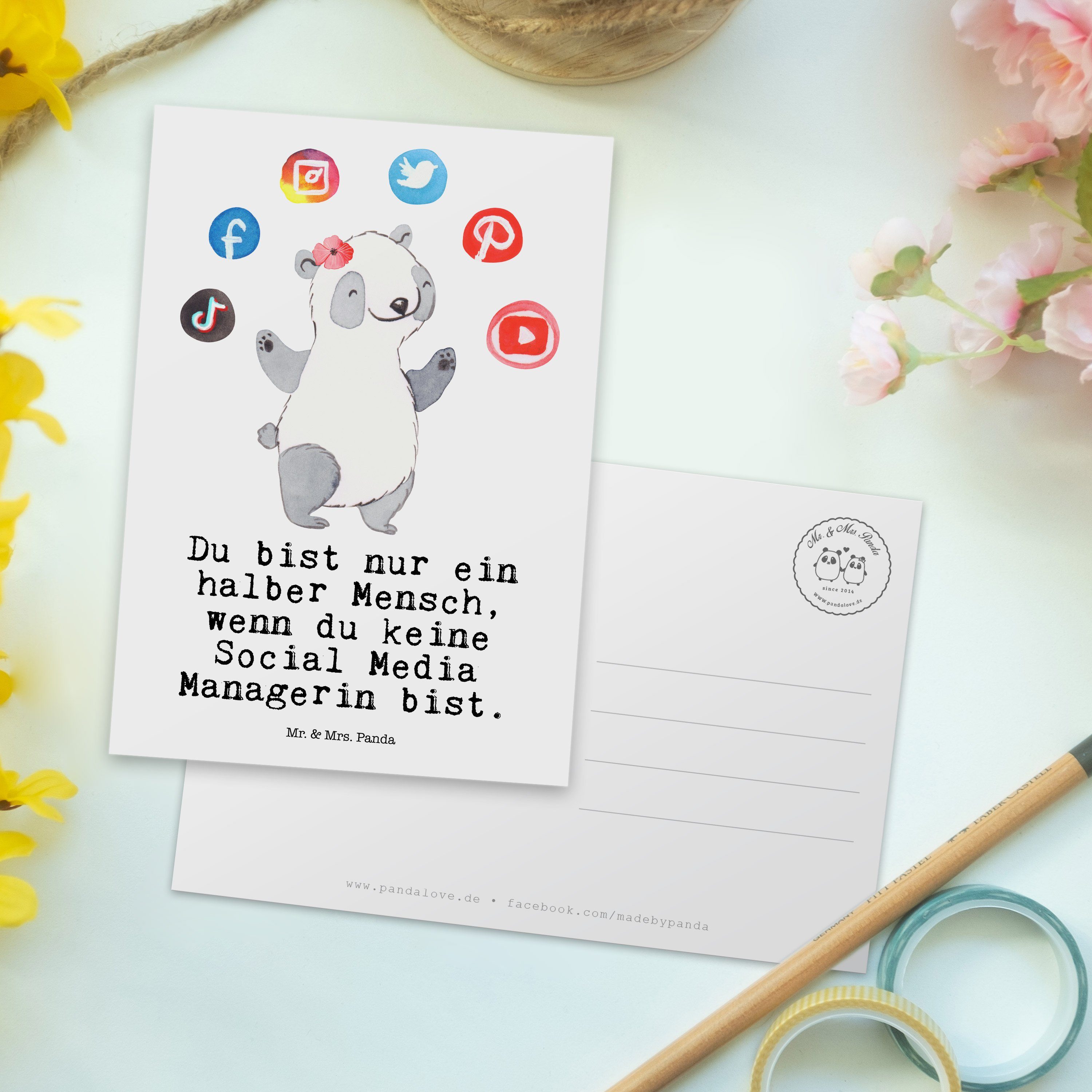 Karte, Media Mr. Panda Mrs. Managerin Ansichtskar mit - & Social - Herz Geschenk, Postkarte Weiß