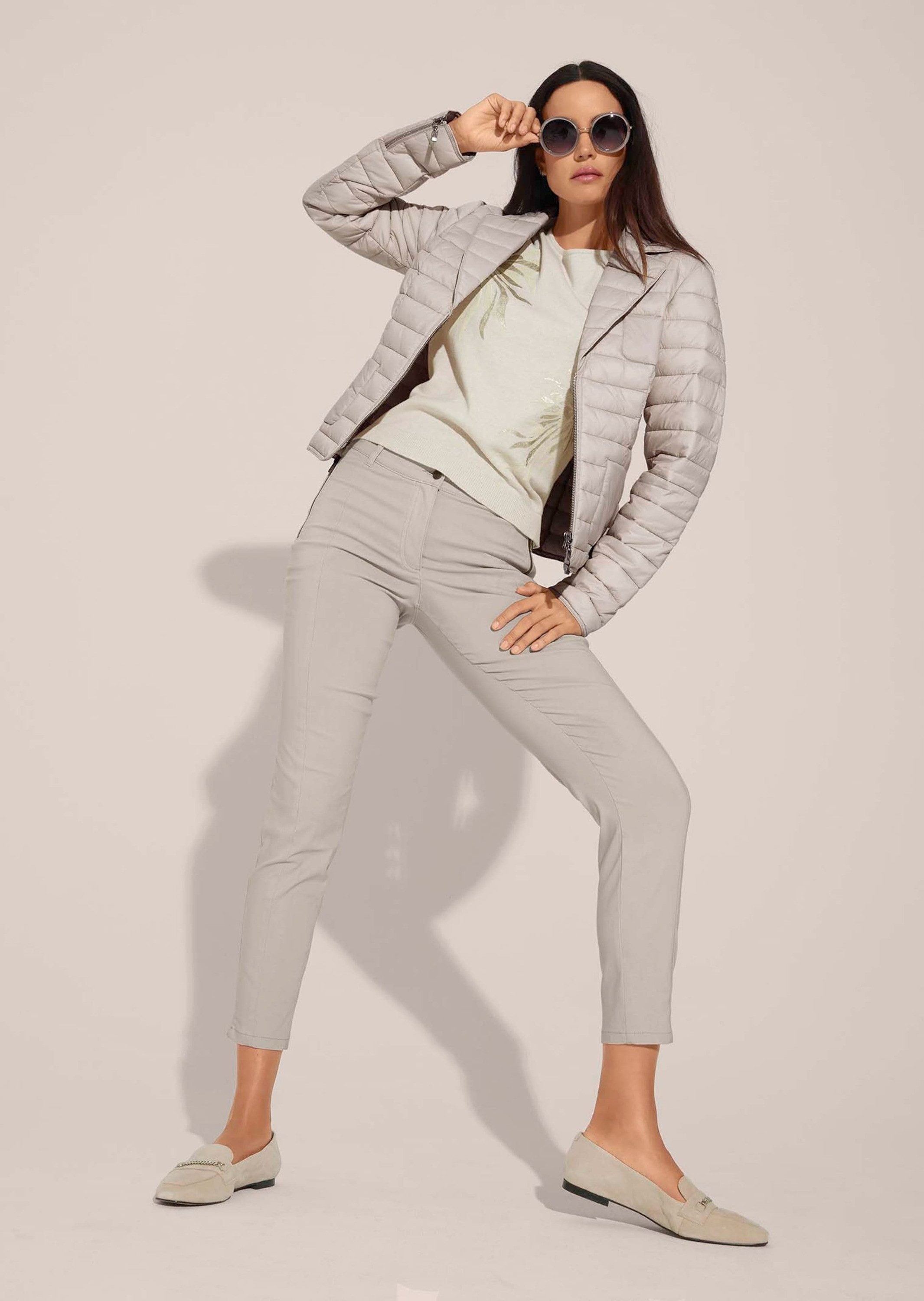 MADELEINE Steppjacke Wattierte Damenjacke mit sportivem Touch Taillierte Jacke mit Reverskragen, Zweiwege-Reißverschluss
