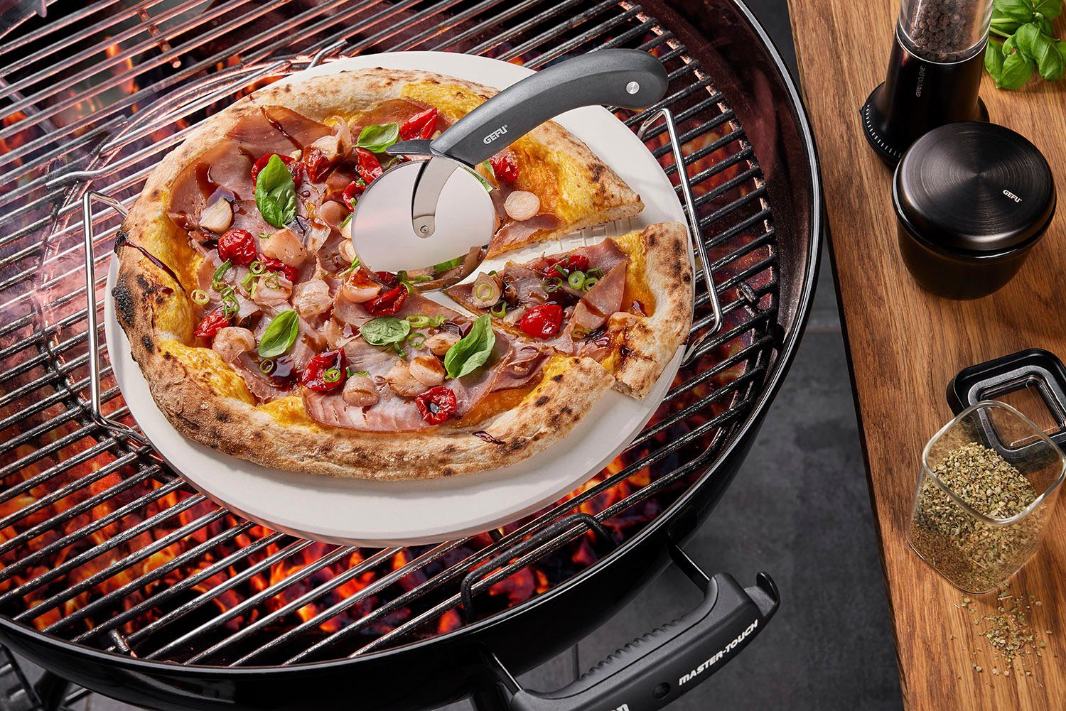 GEFU Pizzastein + Pizzaschneider DARIOSO, Edelstahl, Keramik, Kunststoff, (Set, 2-St., Pizzastein mit Gestell, rund + Pizzaschneider), speichert die Hitze gleichmäßig und über einen langen Zeitraum