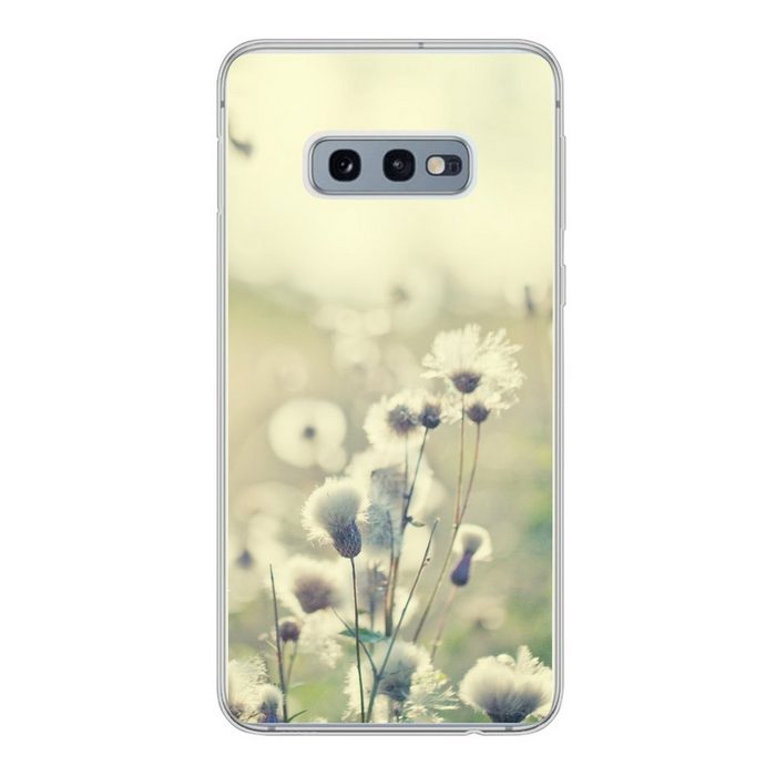 MuchoWow Handyhülle Blumen - Feld - Weiß Phone Case Handyhülle Samsung Galaxy S10e Silikon Schutzhülle