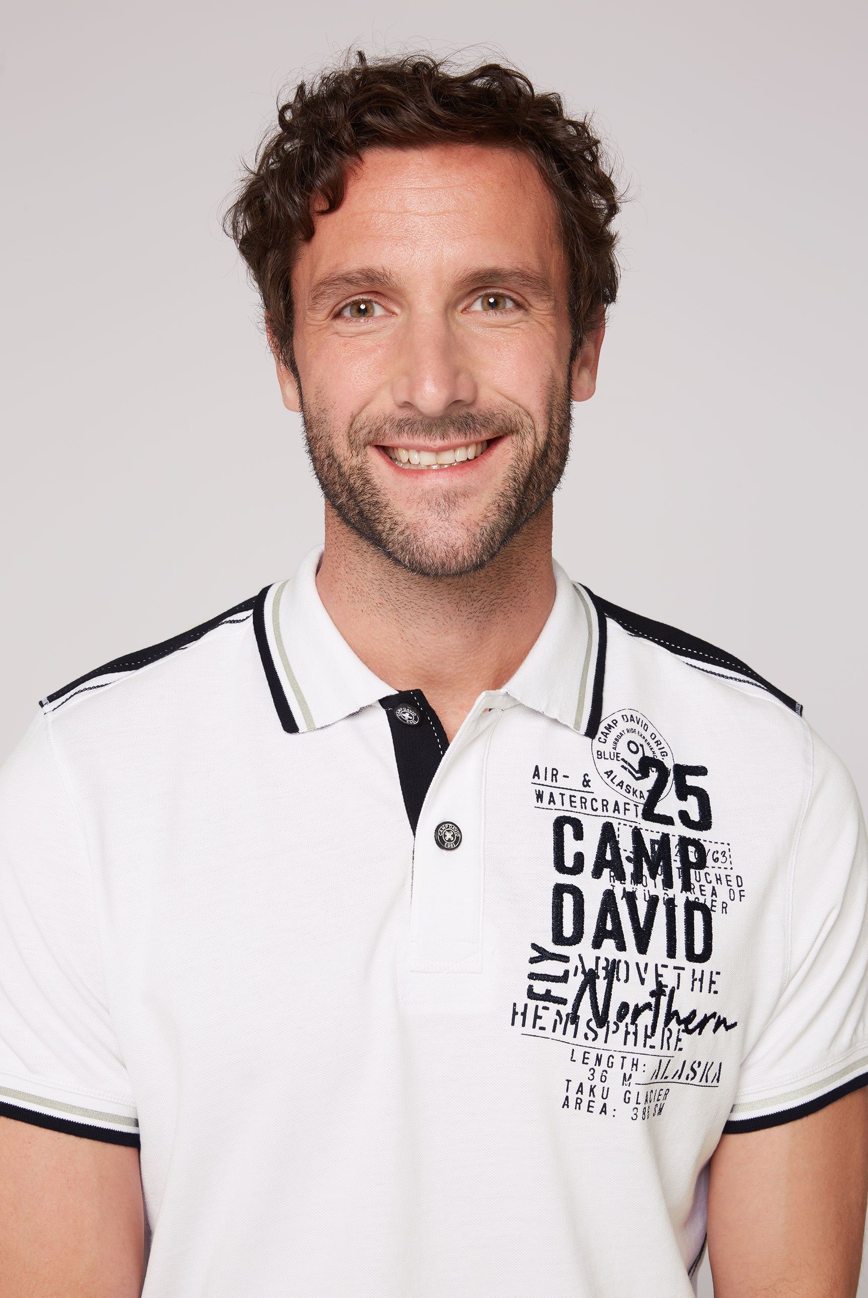 CAMP DAVID Poloshirt mit opticwhite Label-Applikationen