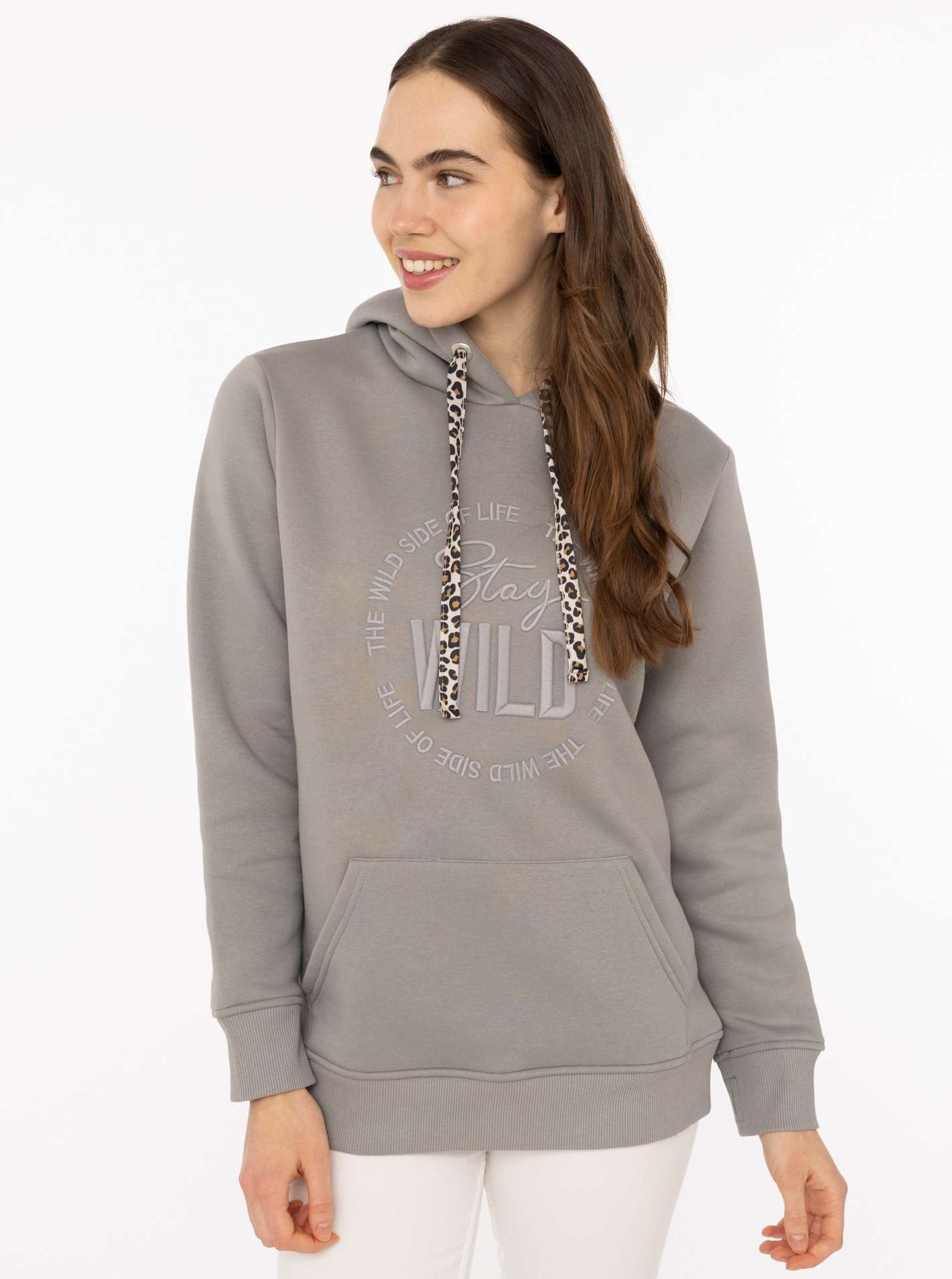 Zwillingsherz Hoodie "Nelina" mit Leo Band und schlichter Stickerei "Stay Wild"