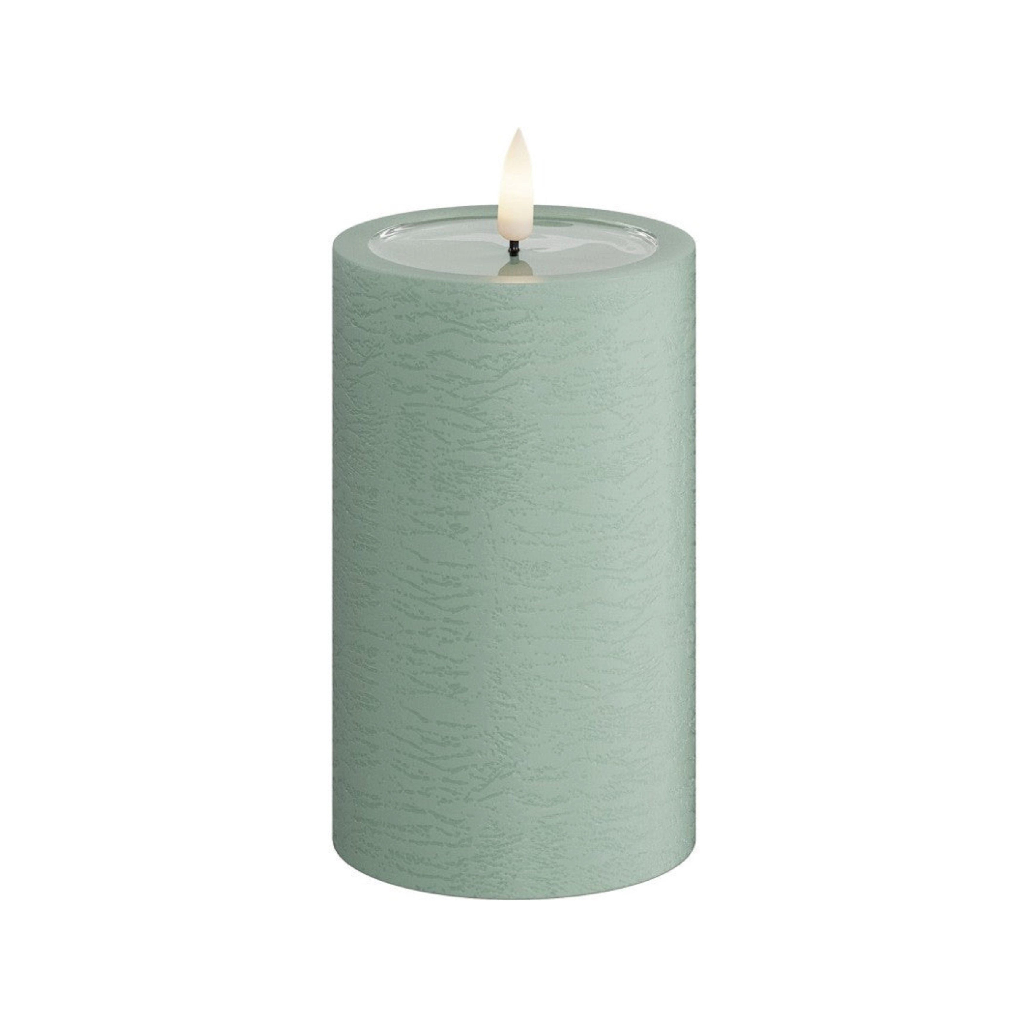 Deluxe Homeart LED-Kerze LED Stumpenkerze 12,5 cm salbei von Deluxe / Unique Homeart Candle / K