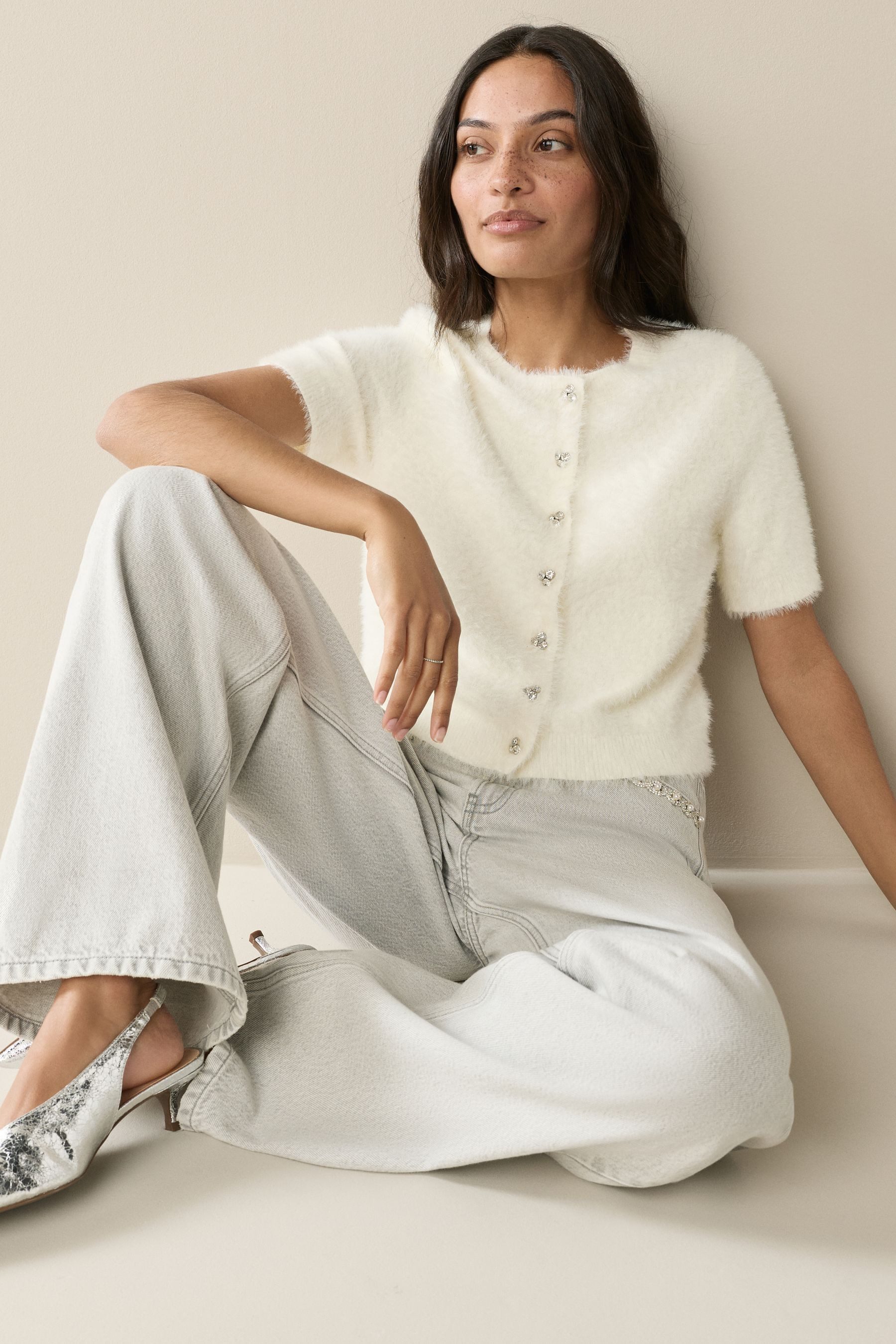 Next Strickjacke Kurzarm-Strickjacke mit Struktur + Schmuckknöpfen (1-tlg)