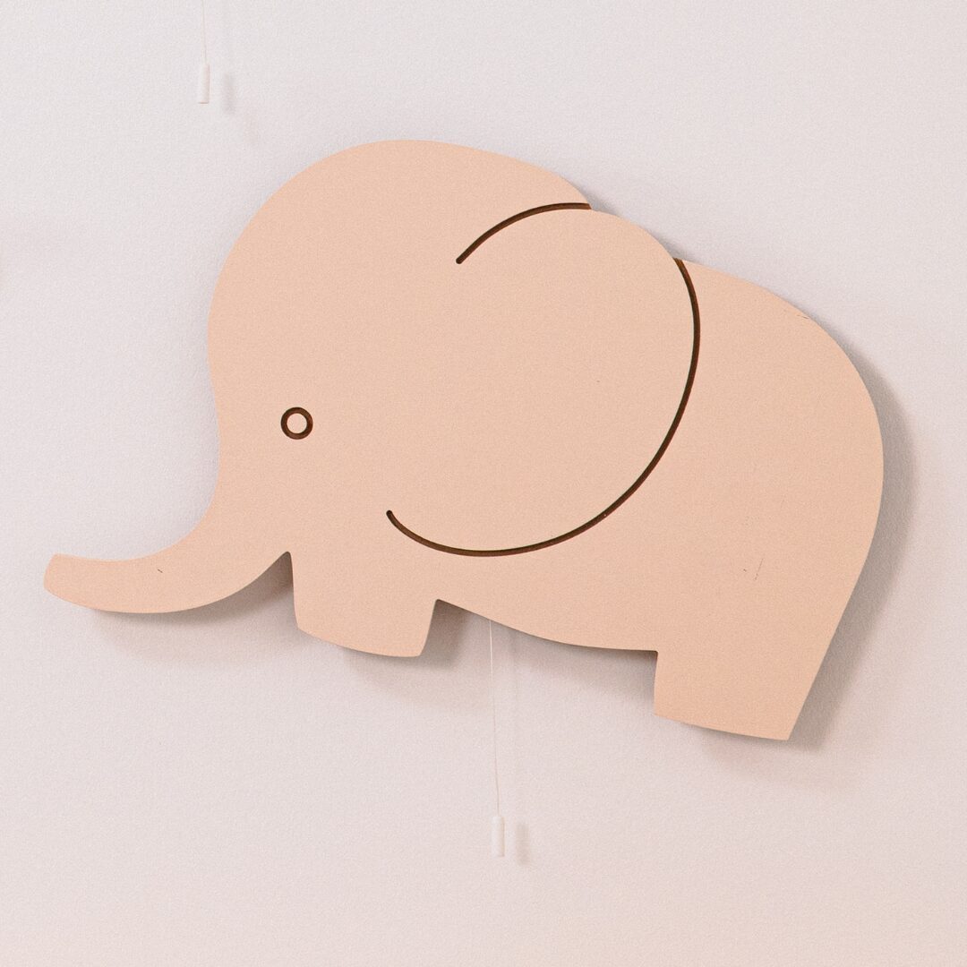 COZYCOLLECTIONS LED Wandleuchte Handbemaltes LED-Wandnachtlicht „Großer Elefant in Holzoptik, LED, Warmweiß, Montessori: sanftes Licht & Schalter fördern Selbstständigkeit