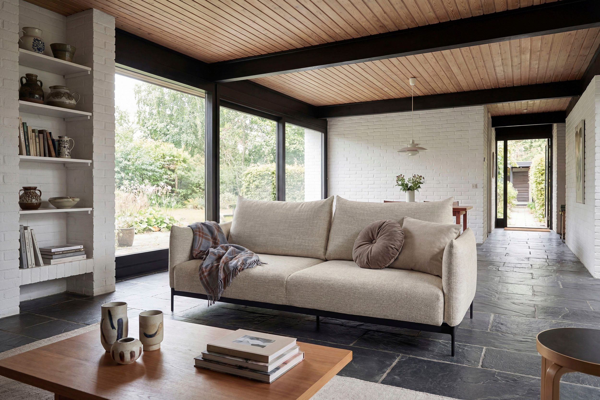 INNOVATION LIVING ™ Schlafsofa MALLOY, Sofa mit Funktion - komfortabel & bequem, modernes Design, hohe Rückenlehne, schmale Armlehnen, inklusive Bettaufbewahrung