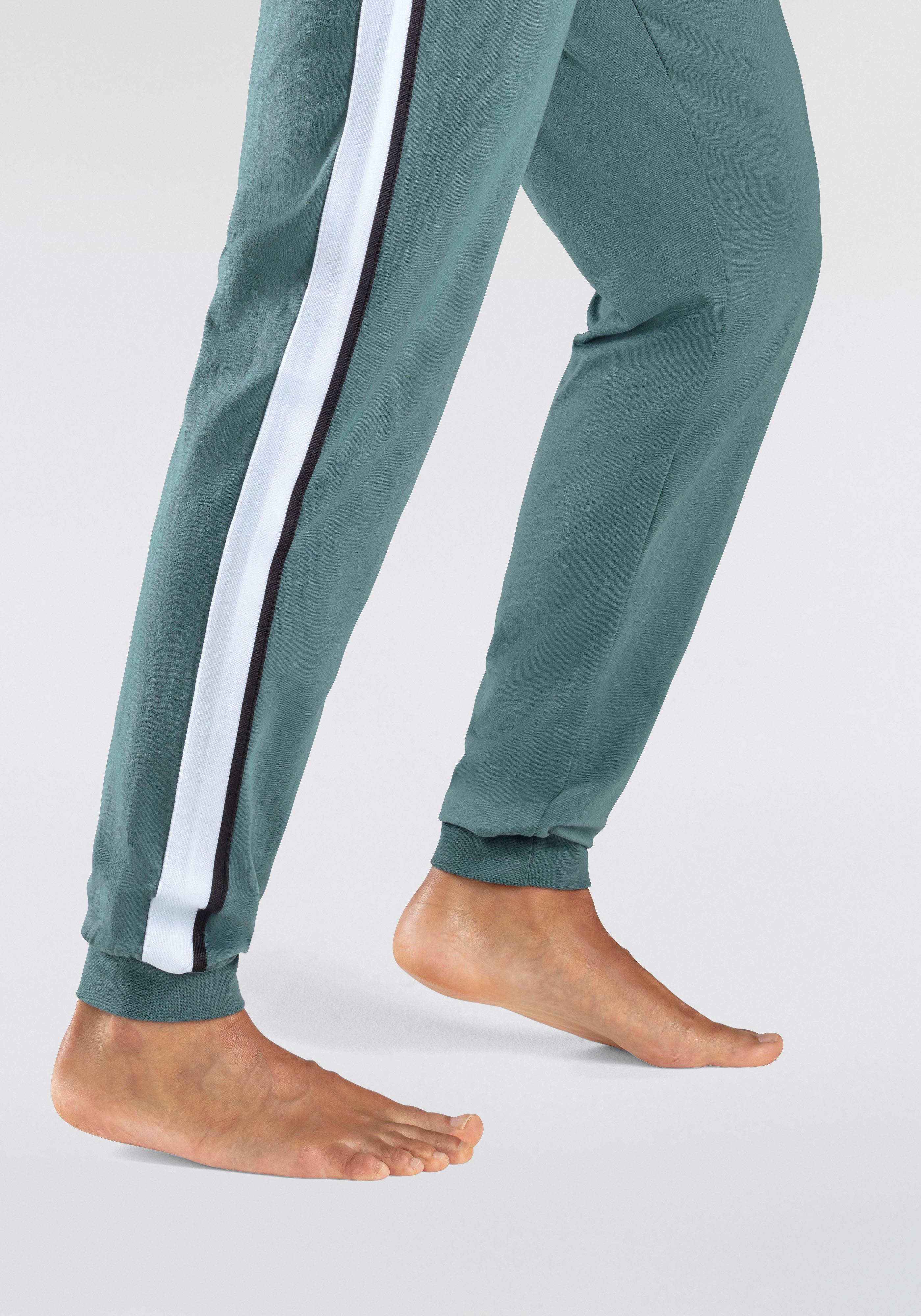 Bench. Loungewear Sweathose mit aufgesetzten Streifen an der Seite und Logodruck
