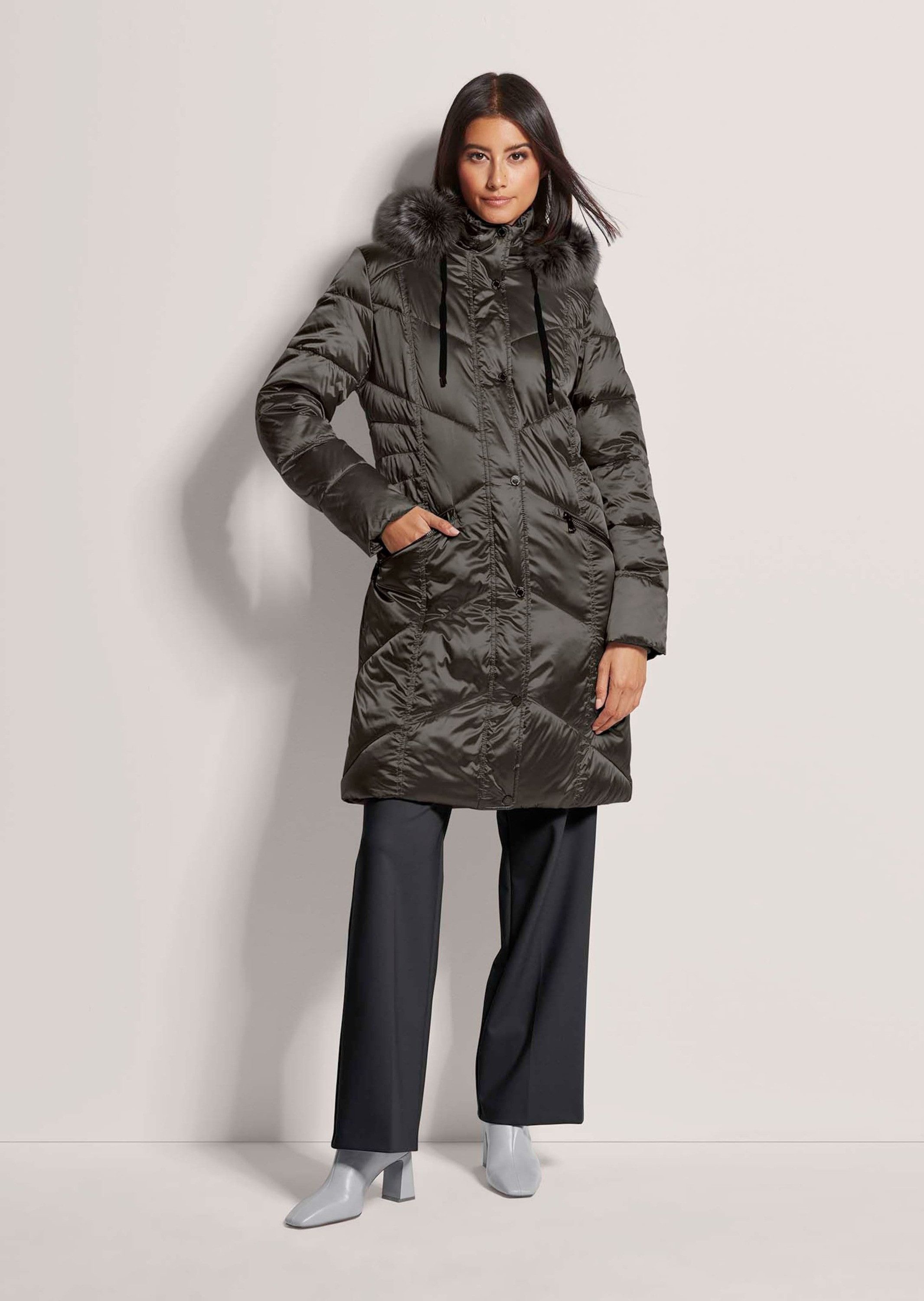 MADELEINE Steppjacke Kapuzenjacke mit Fancy-Stepp Wintermantel mit abnehmbarer Kapuze, Reißverschluss-Taschen