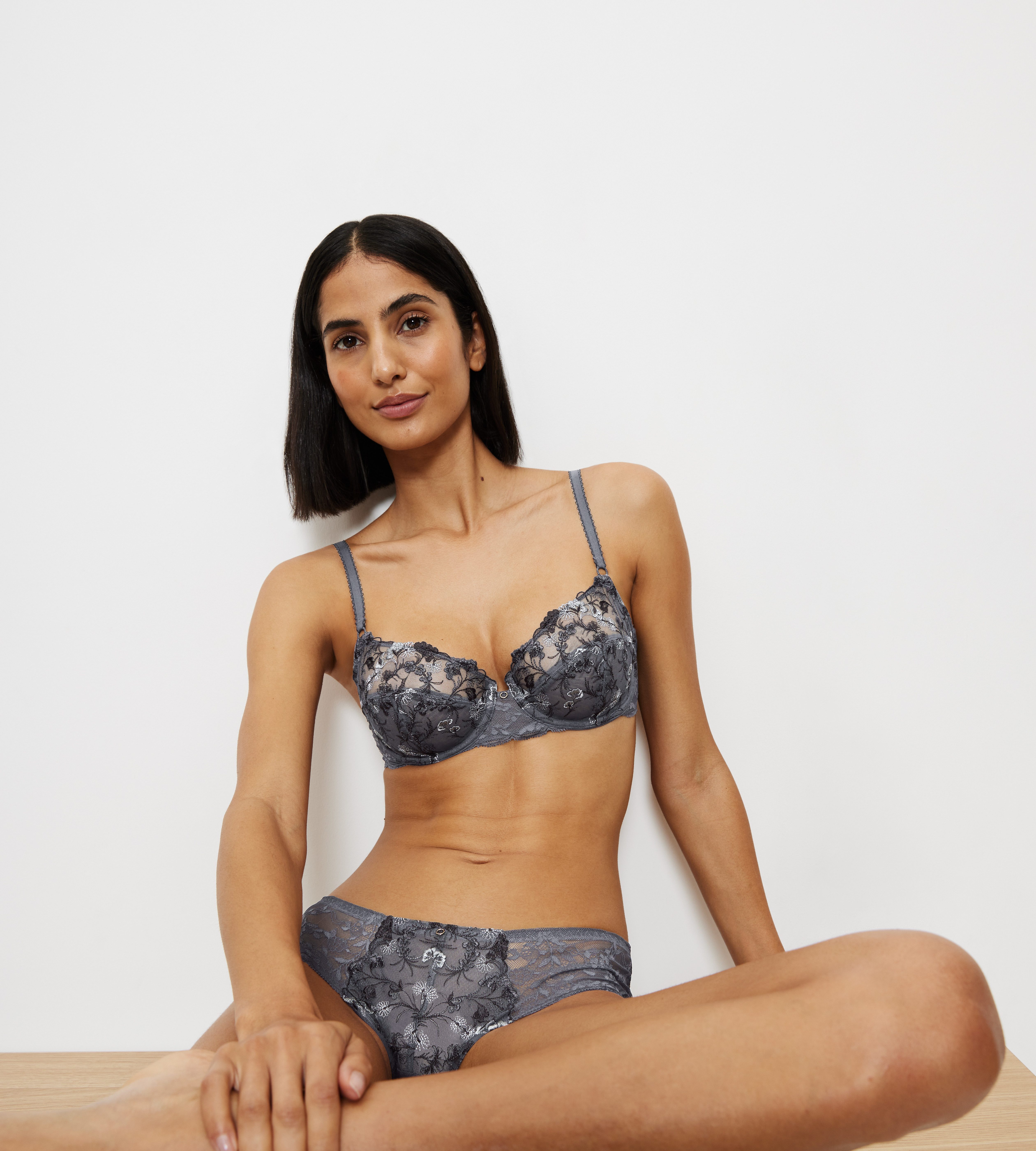 Triumph Balconette-BH Sensual Spotlight W mit Stickerei und verstellbaren Trägern