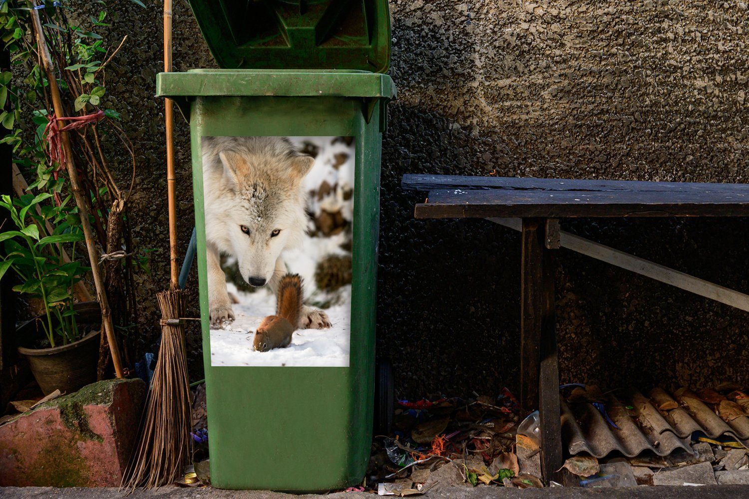 MuchoWow Wandsticker Eichhörnchen - Wolf (1 Sticker, - Mülltonne, St), Schnee Container, Mülleimer-aufkleber, Abfalbehälter Winter 