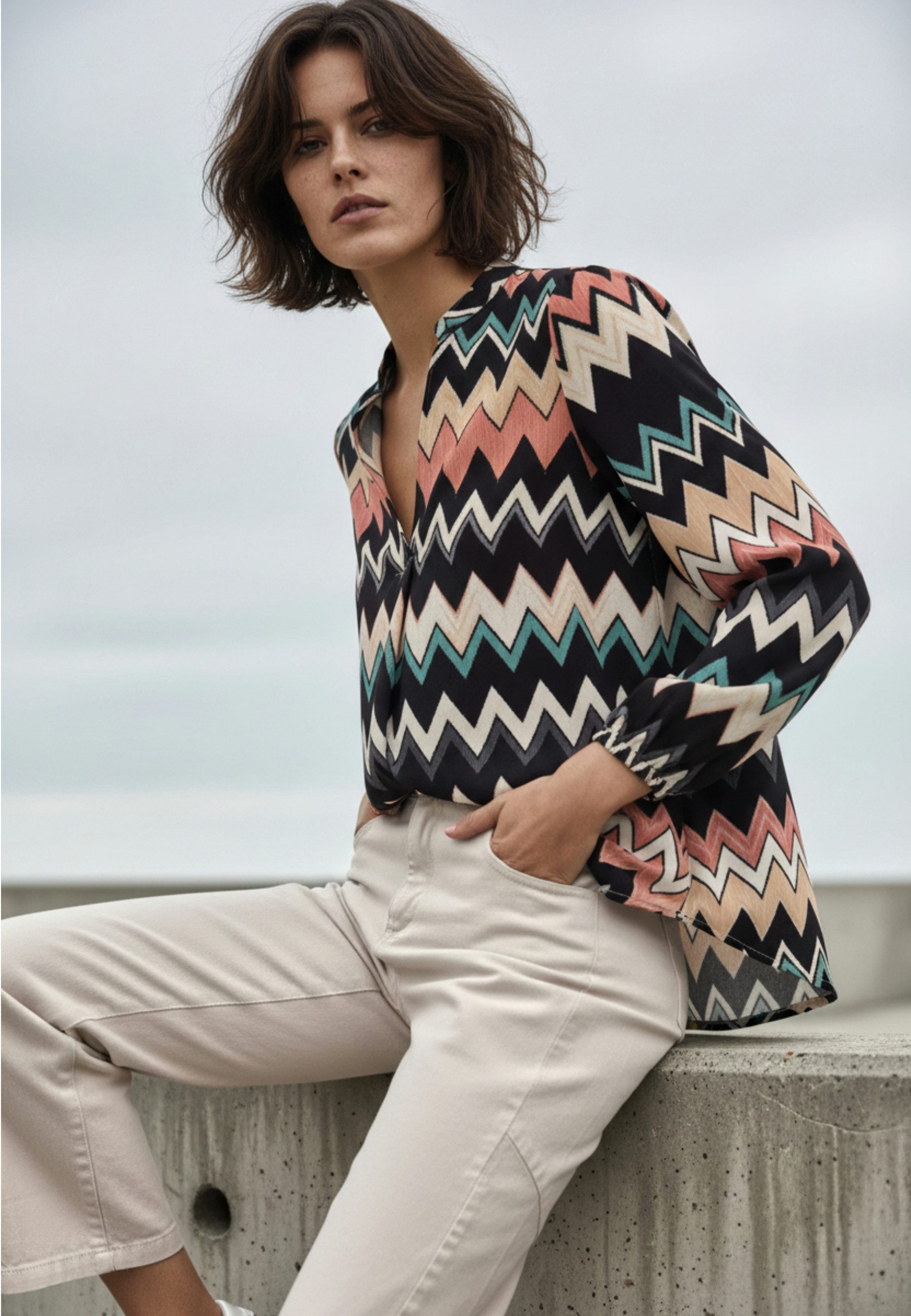 Andijamo-Fashion Schlupfbluse MODERN WAVE Locker fallende, gerade Silhouette, grafisches Wellenmuster