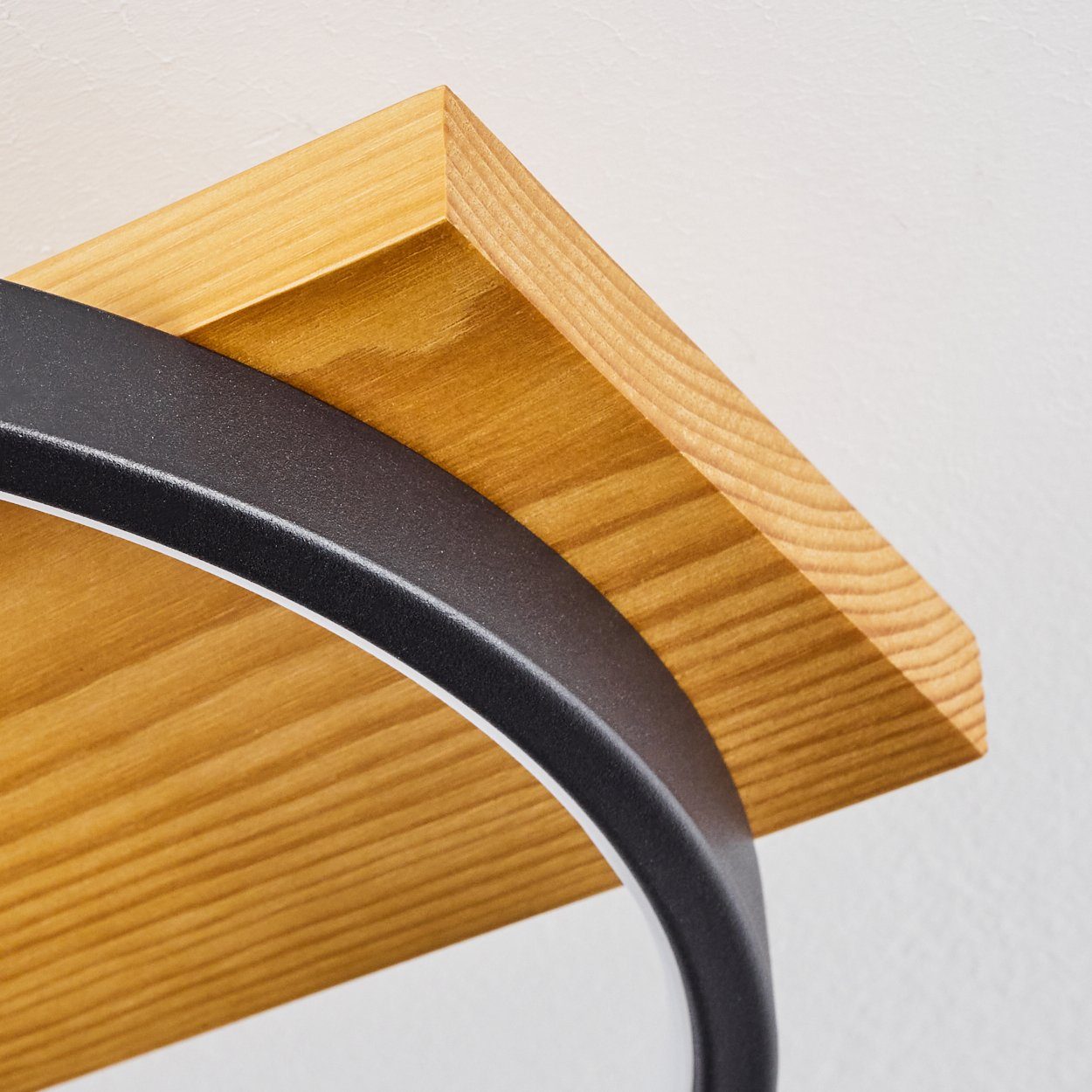 hofstein Deckenleuchte »Caces« dimmbare Deckenlampe aus Metall/Holz in Schwarz/Natur/Weiß, 3000 Kelvin, über herkömmlichen Lichtschalter dimmbar, Holzbalken, LED, 3700 Lumen