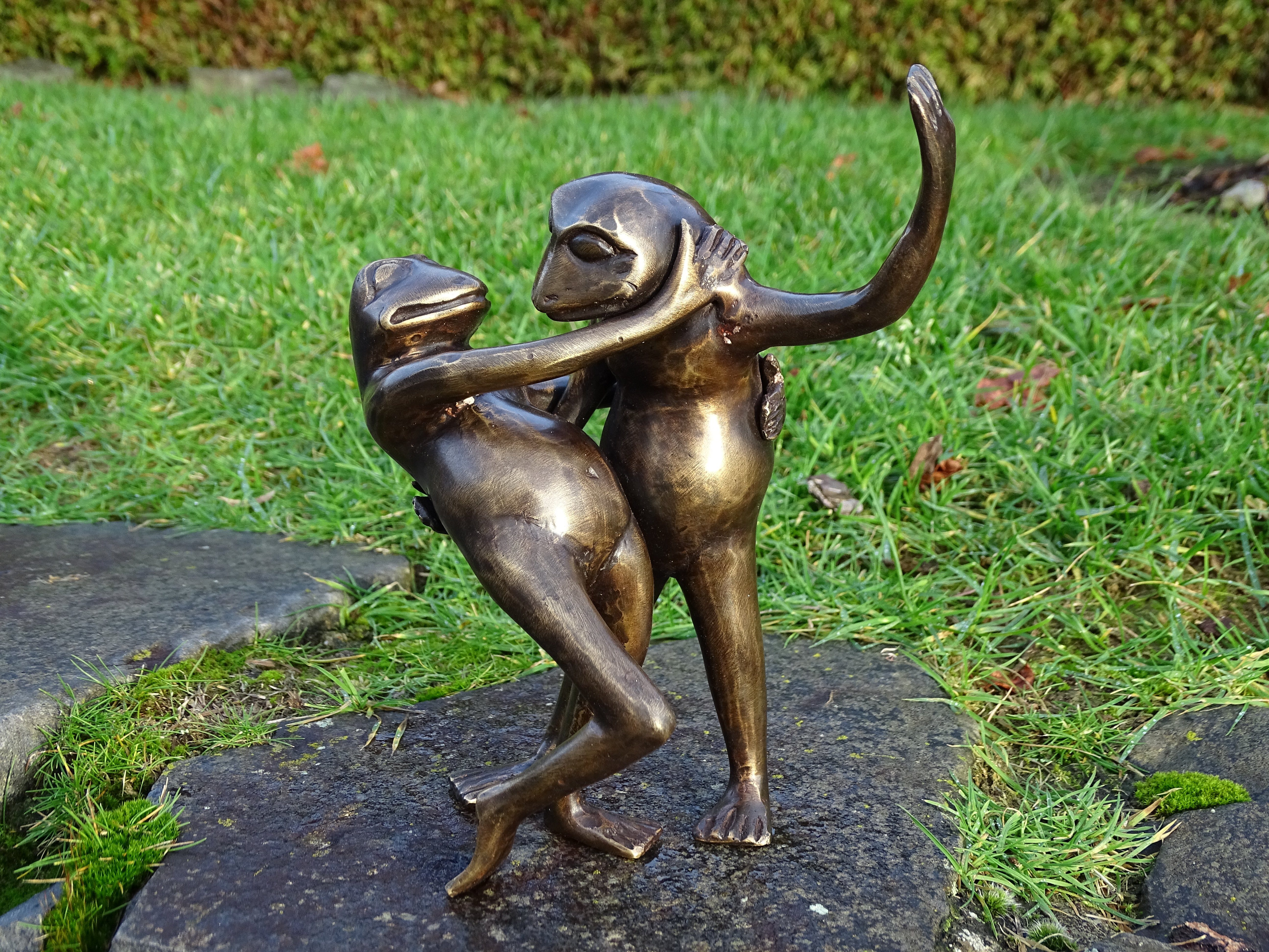 IDYL Dekofigur IDYL Bronze-Skulptur Tanzende Tango-Frösche klein