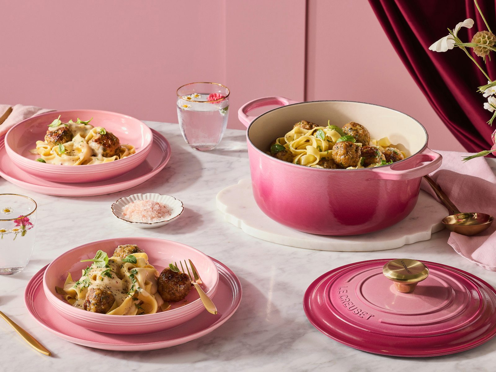 LE CREUSET Bräter Bräter Signature rund berry 31cm, Emailliertes Gusseisen