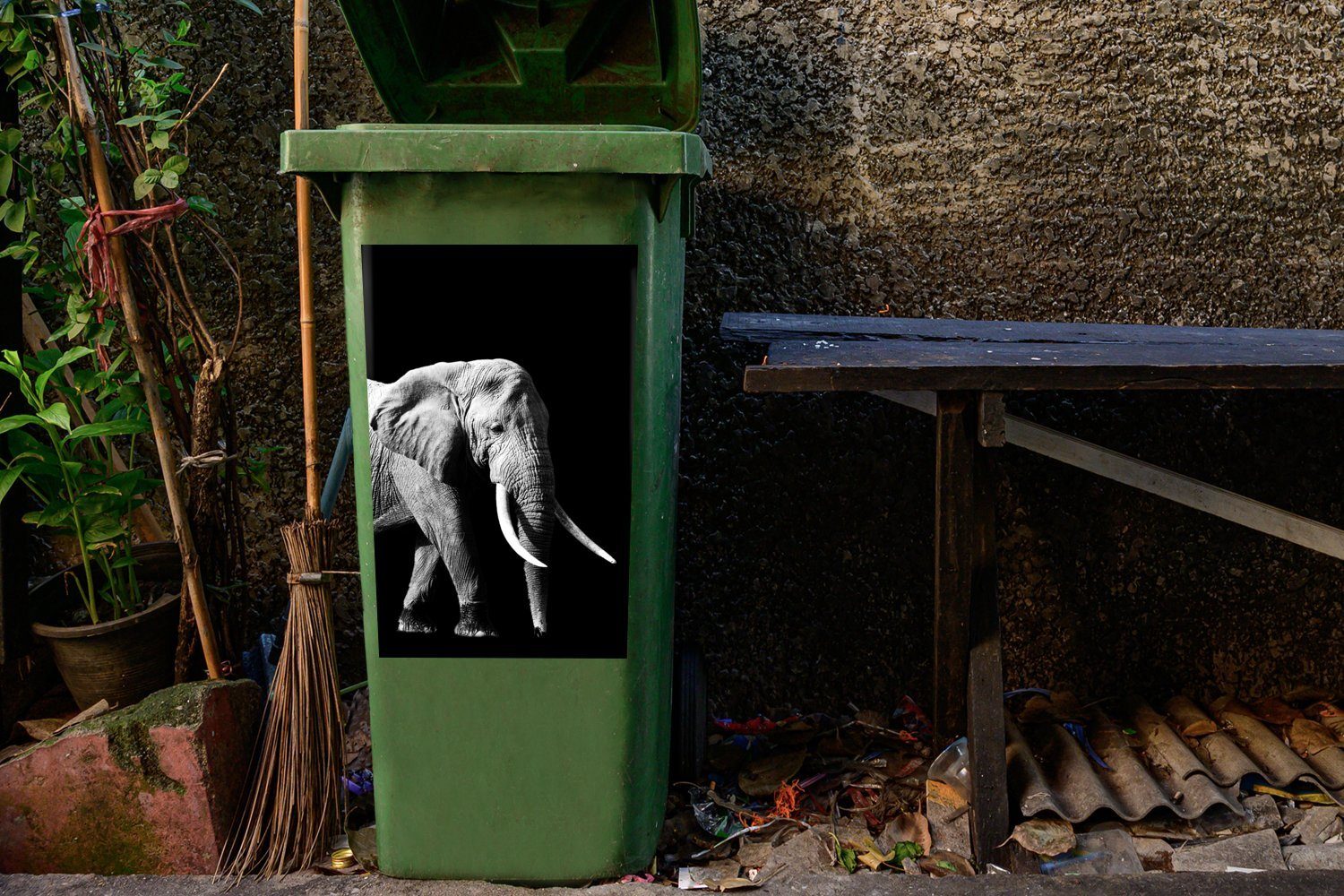 MuchoWow Wandsticker Elefant mit - (1 Reißzähnen Mülleimer-aufkleber, Mülltonne, schwarz St), Sticker, auf und langen Container, schwarzem Hintergrund Abfalbehälter