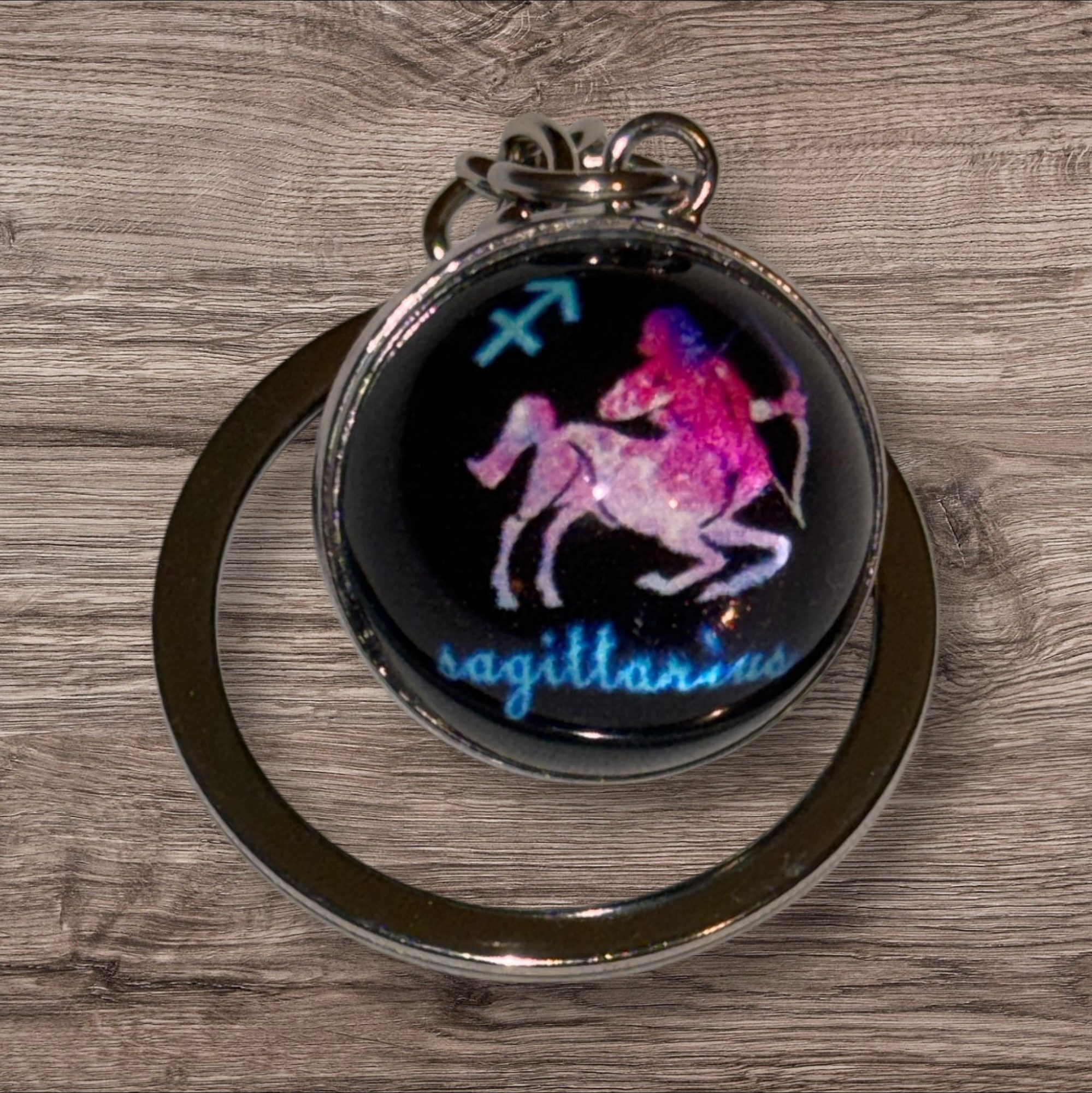 Stelby Schlüsselanhänger mit Gravur Schütze Sternzeichen Schlüsselanhänger 3D mit Geschenkbox (Weihnachtsgeschenk, Geburtstagsgeschenk, Valentinstaggeschenk, Gravur mit Glow-Effekt), langlebig, pflegeleicht, unisex