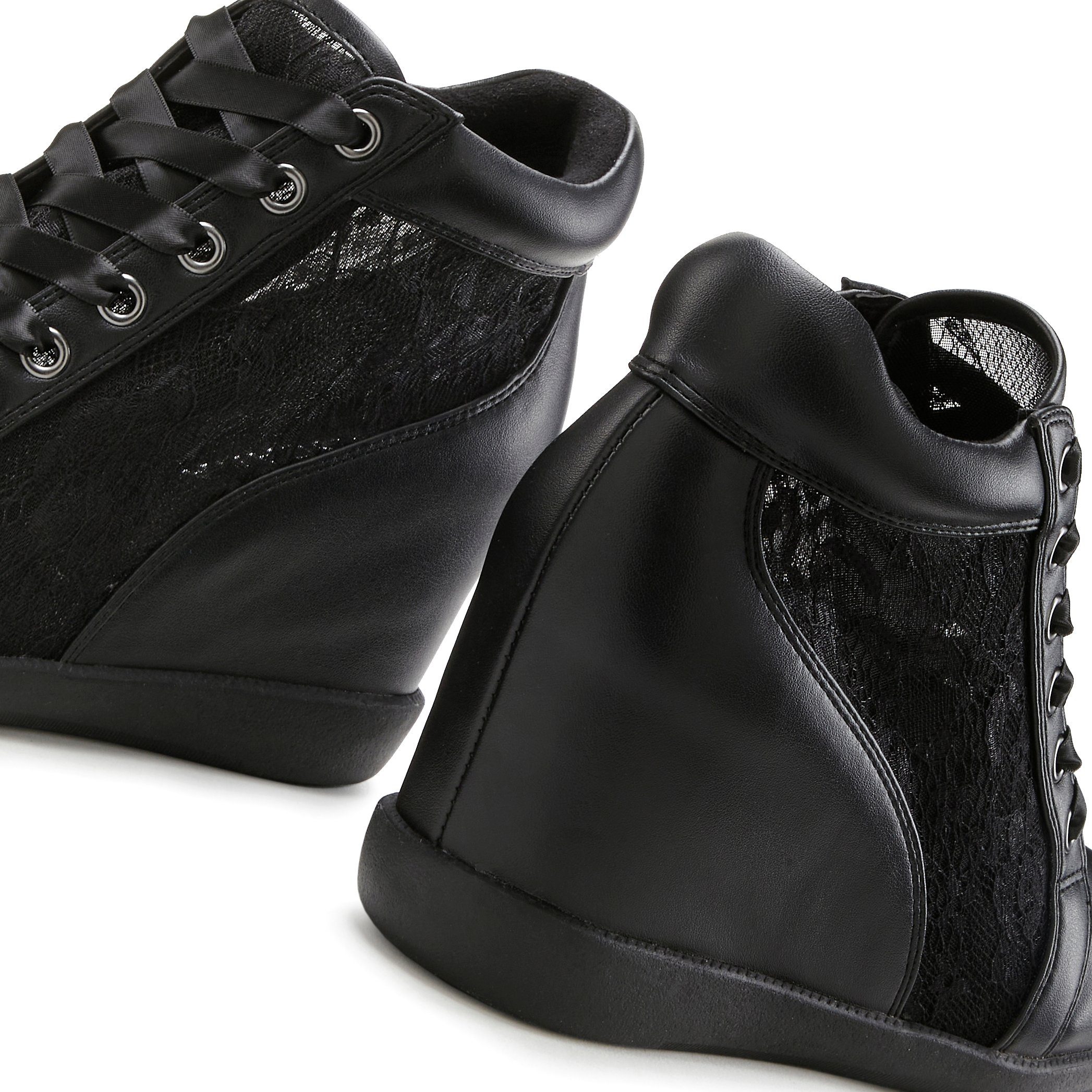 LASCANA Freizeitschuh, Halbschuh, Keilstiefelette, Stiefelette, Sneaker mit innenliegendem Keilabsatz und eleganten Spitzendetails