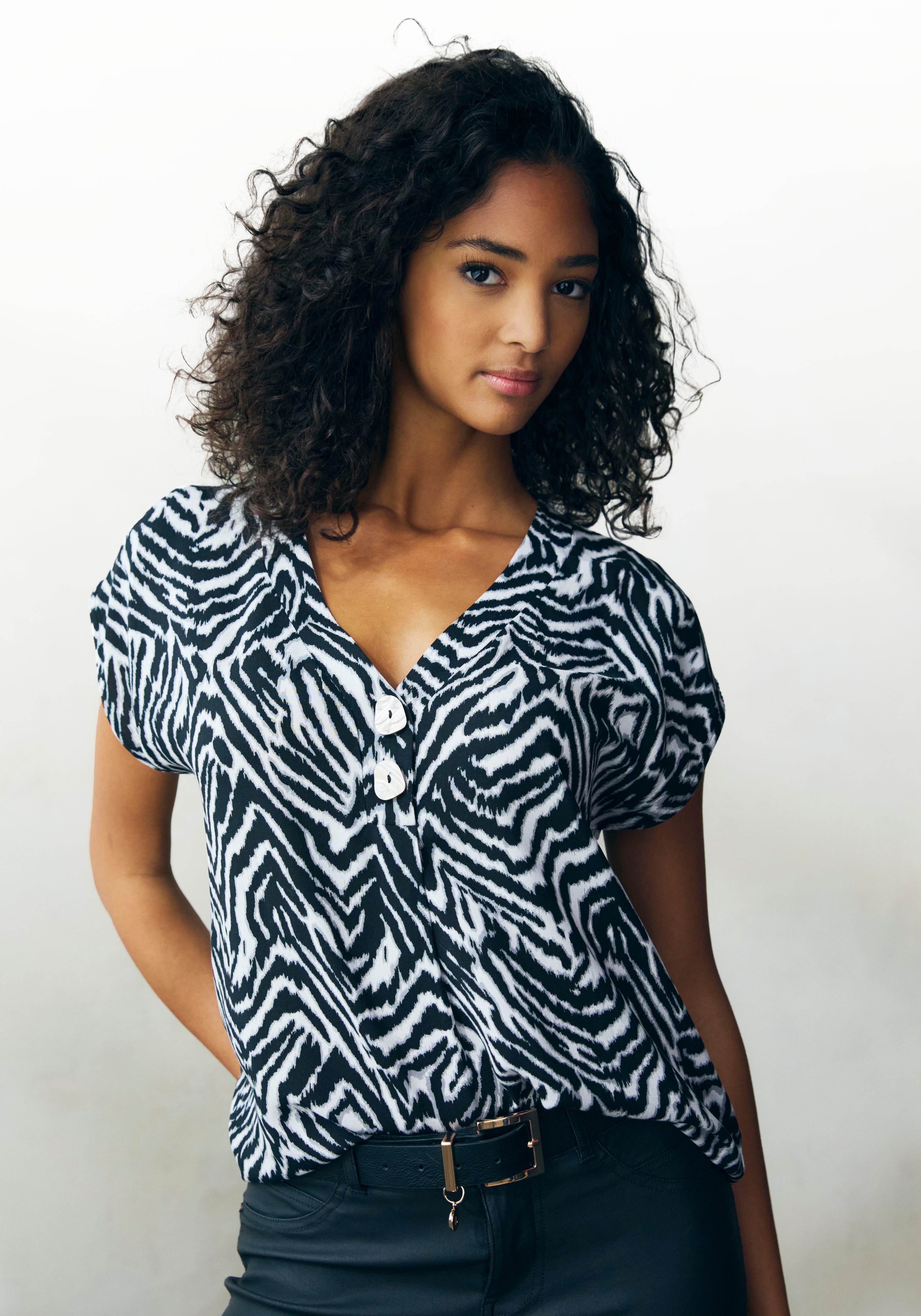 LASCANA Schlupfbluse mit Zebraprint und modischen Knöpfen, Kurzarmbluse, so günstig online kaufen