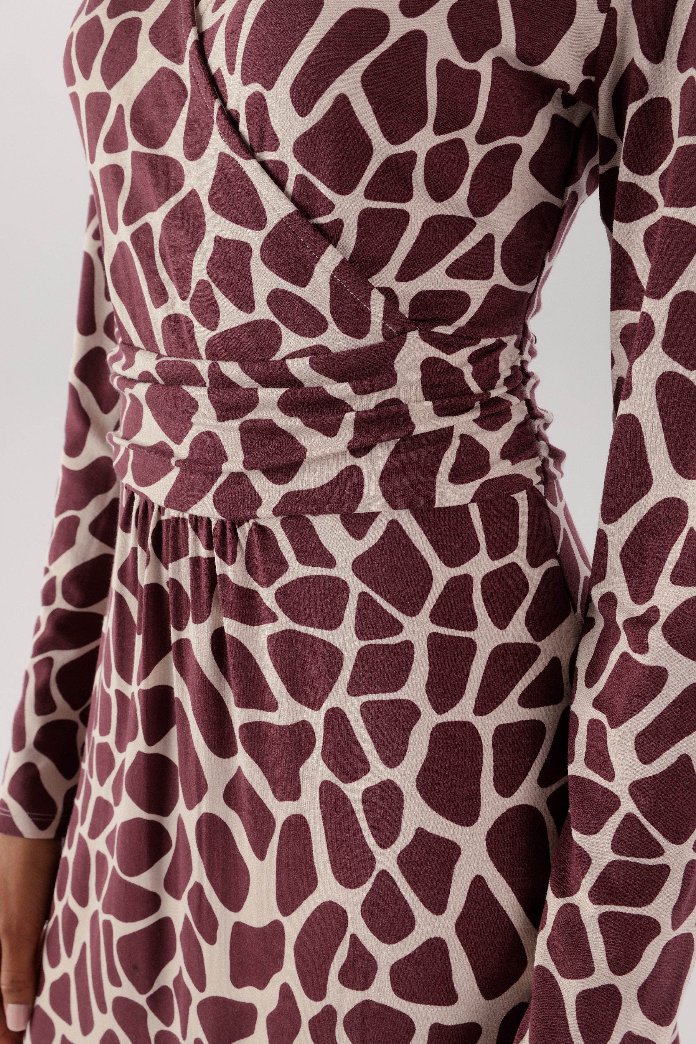 Aniston SELECTED Jerseykleid mit farbigem animal-print – Bild 5 von 5