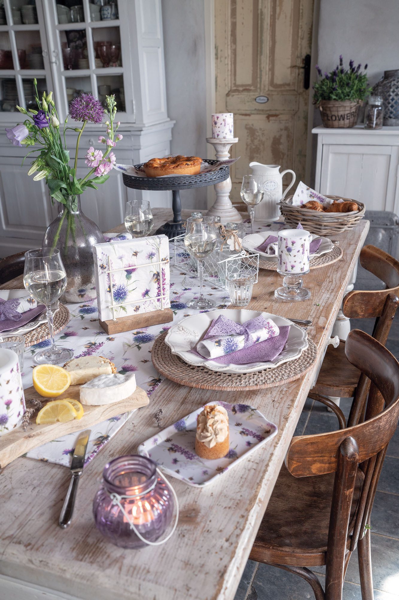 Ambiente® Tischläufer Bumblebees in the meadow günstig online kaufen