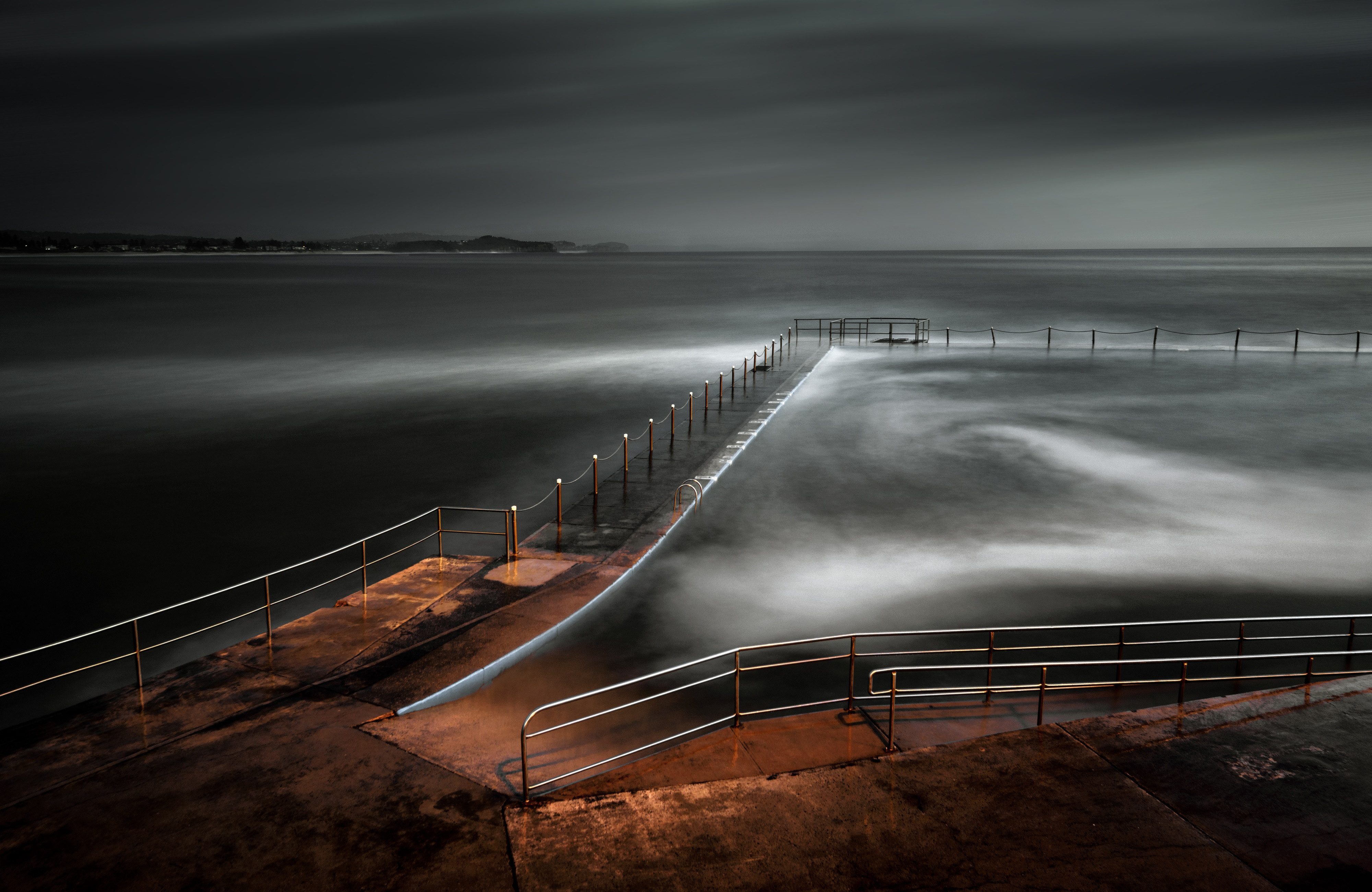 Fototapete VLIES-Tapete Premium Brücke Meer Himmel Schwarz Weiß