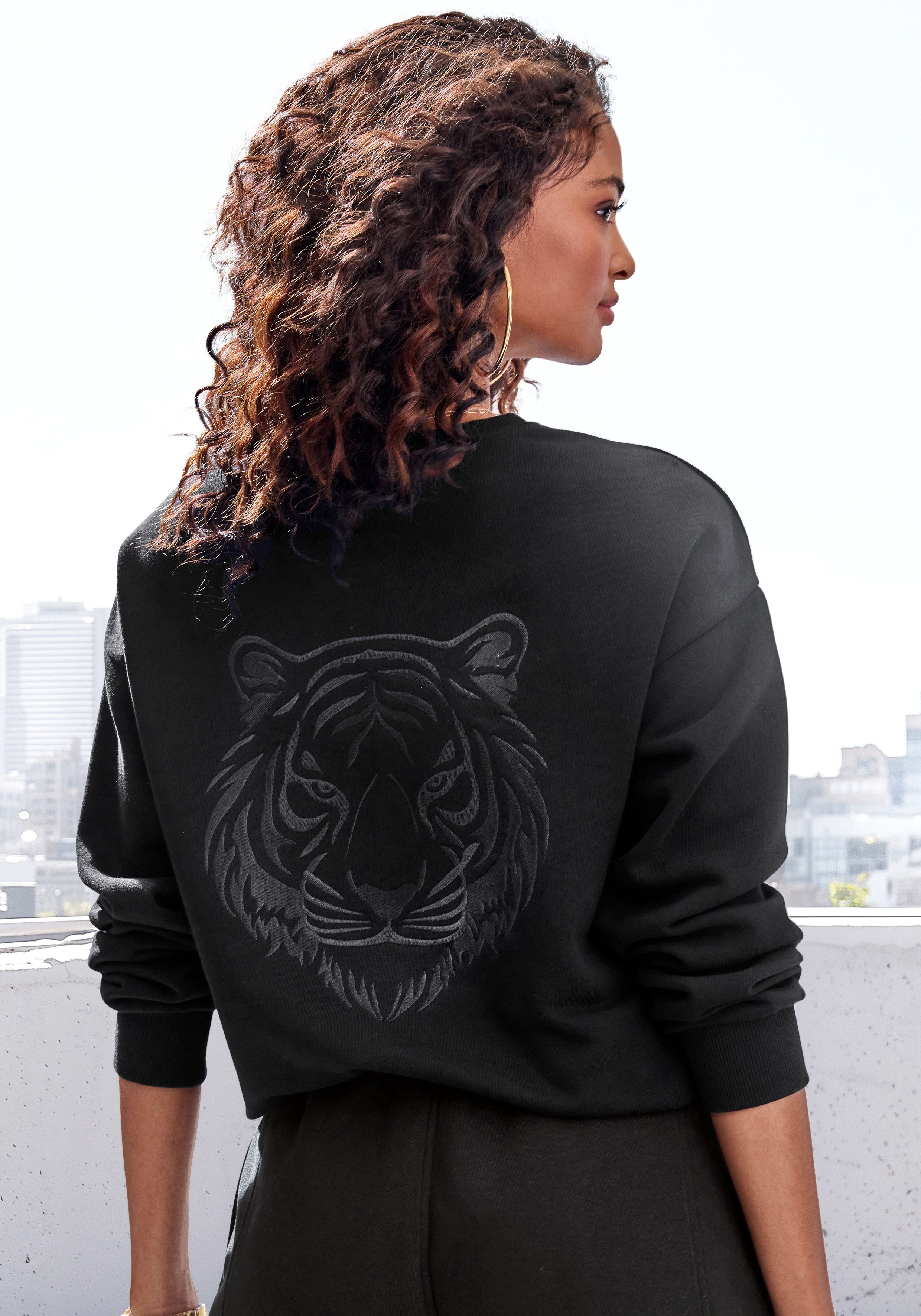 Buffalo Sweater mit toller Stickerei auf der Rückseite