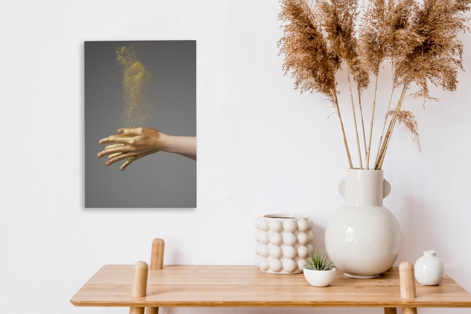 OneMillionCanvasses® Leinwandbild Zackenaufhänger, fertig goldgefärbten (1 inkl. cm St), Glitzerwolke, bespannt und Frau Gemälde, Leinwandbild Händen 20x30 einer mit