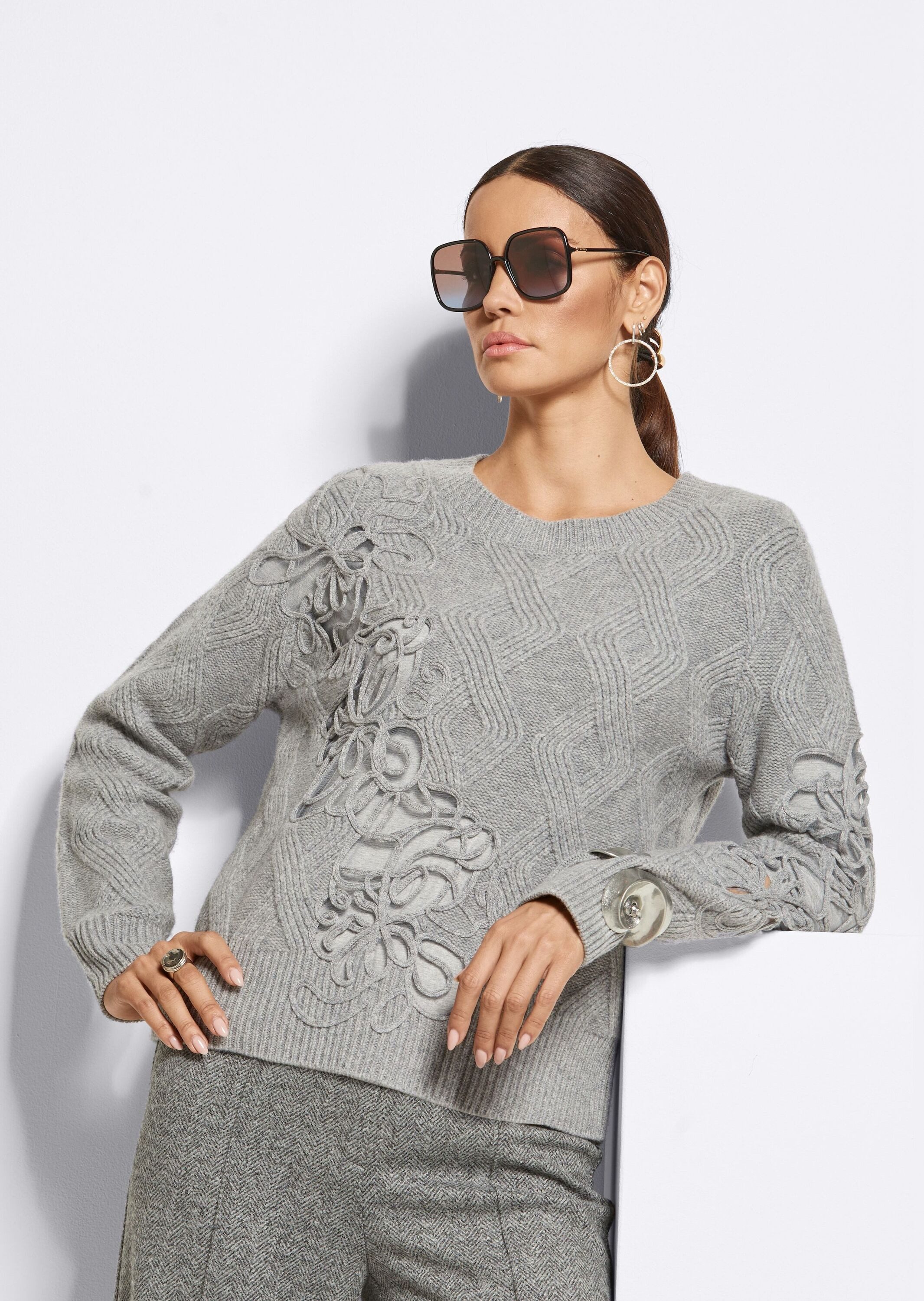 MADELEINE Strickpullover Rundhals-Wollpullover mit Kordelstickerei Schurwollpullover mit Rundhals, kunstvoll verstrickt, langärmelig