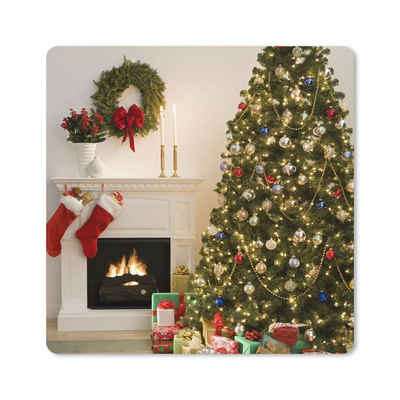 MuchoWow Gaming Mauspad Ein Weihnachtsbaum mit Geschenken neben einem Kamin (1-St), Gaming, Rutschfester Unterseite, Mausunterlage, 80x80 cm, XXL, Großes