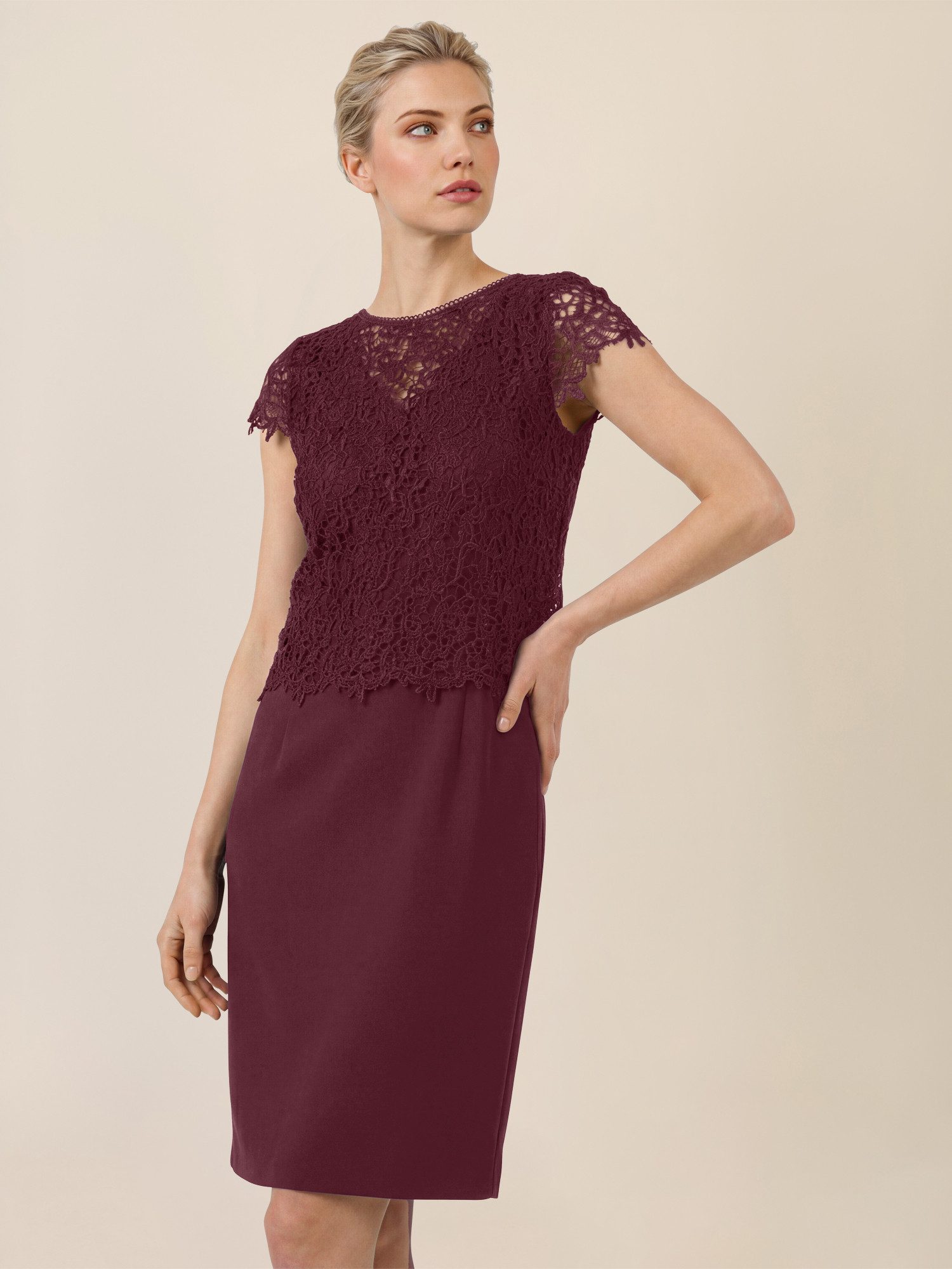 Apart Etuikleid mit Spitzenjäckchen