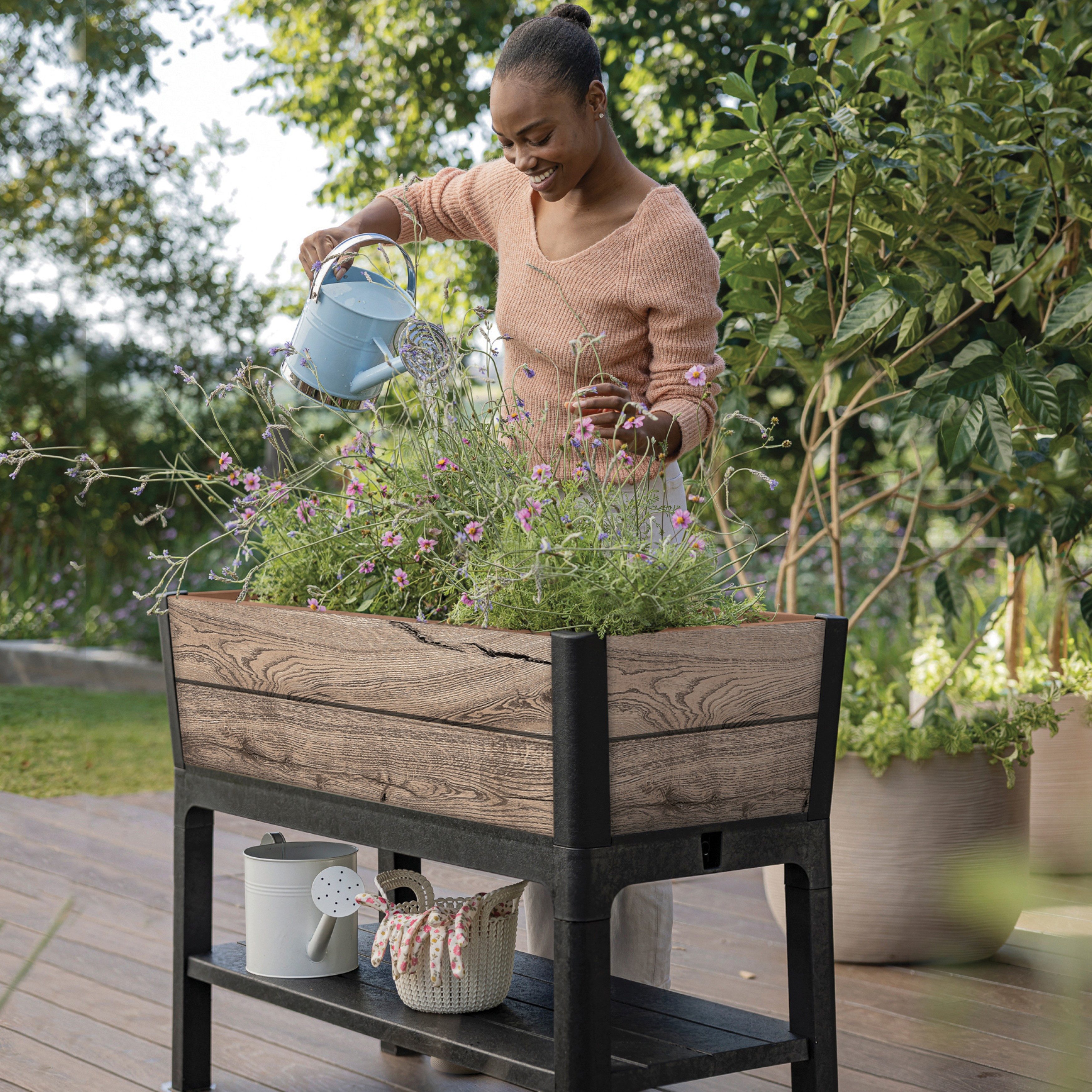 Koll Living Hochbeet Darwin in natürlicher Holzoptik Pinie mit Bewässerungssystem (Bewässerungssystem und Ablaufstopfen für optimale Bodenfeuchtigkeit), ergonomische Arbeitshöhe, mit Ablagefläche