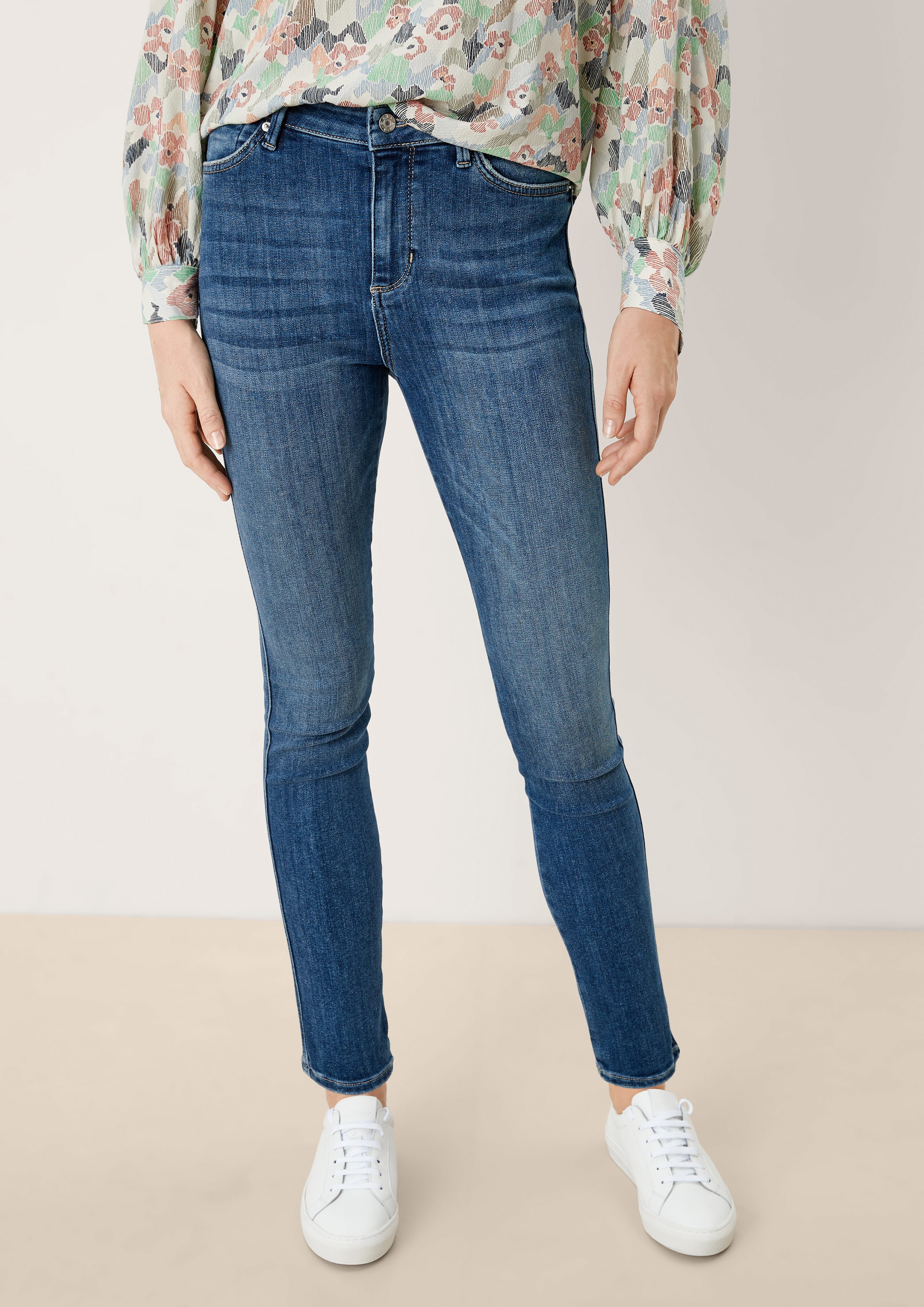 s.Oliver 5-Pocket-Jeans Skinny: Jeans mit Super skinny leg Leder-Patch, Waschung