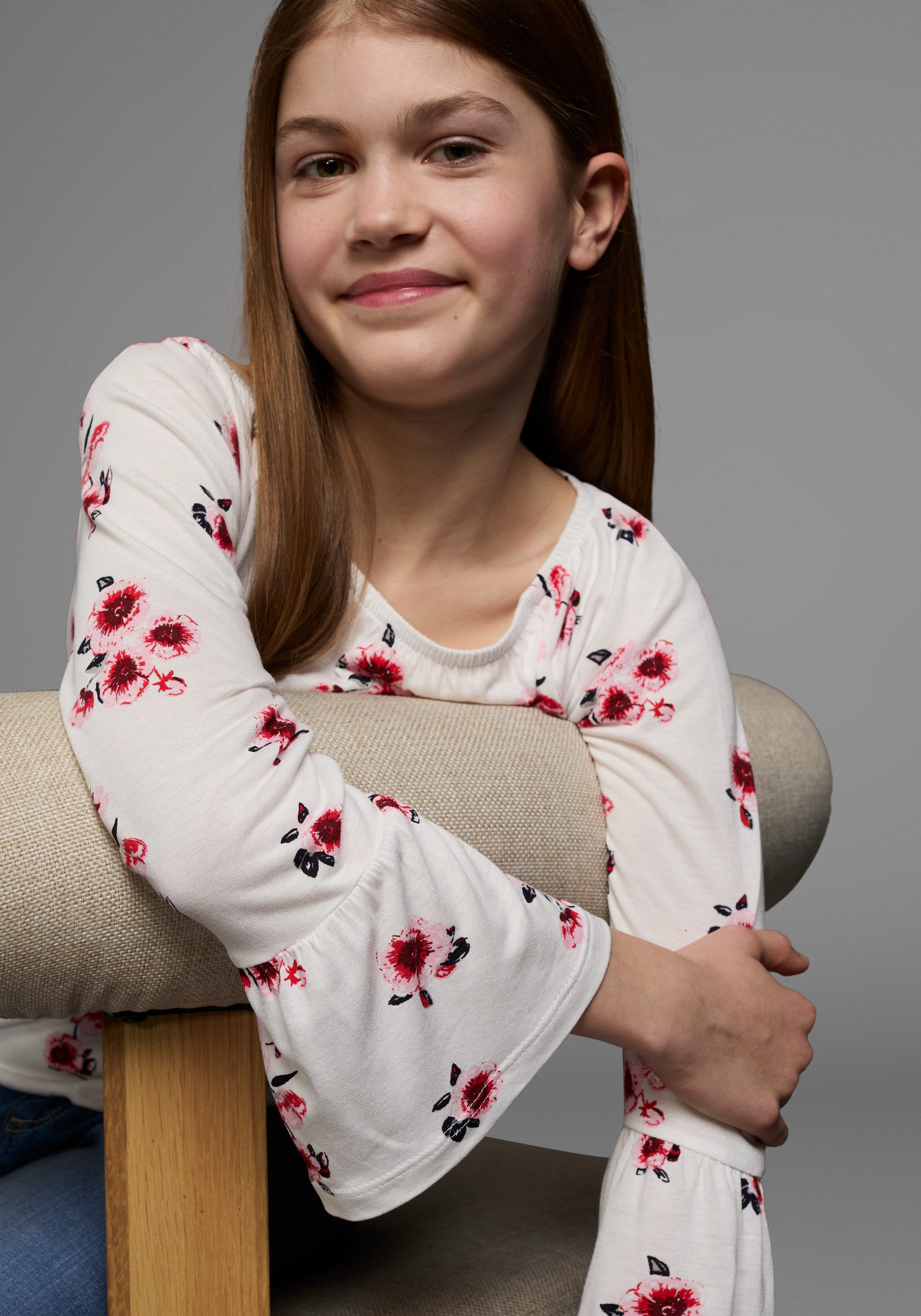 KIDSWORLD Carmenshirt Viskose-Shirt weite Passform, mit Blumenmuster und Aufdruck, Carmenausschnitt