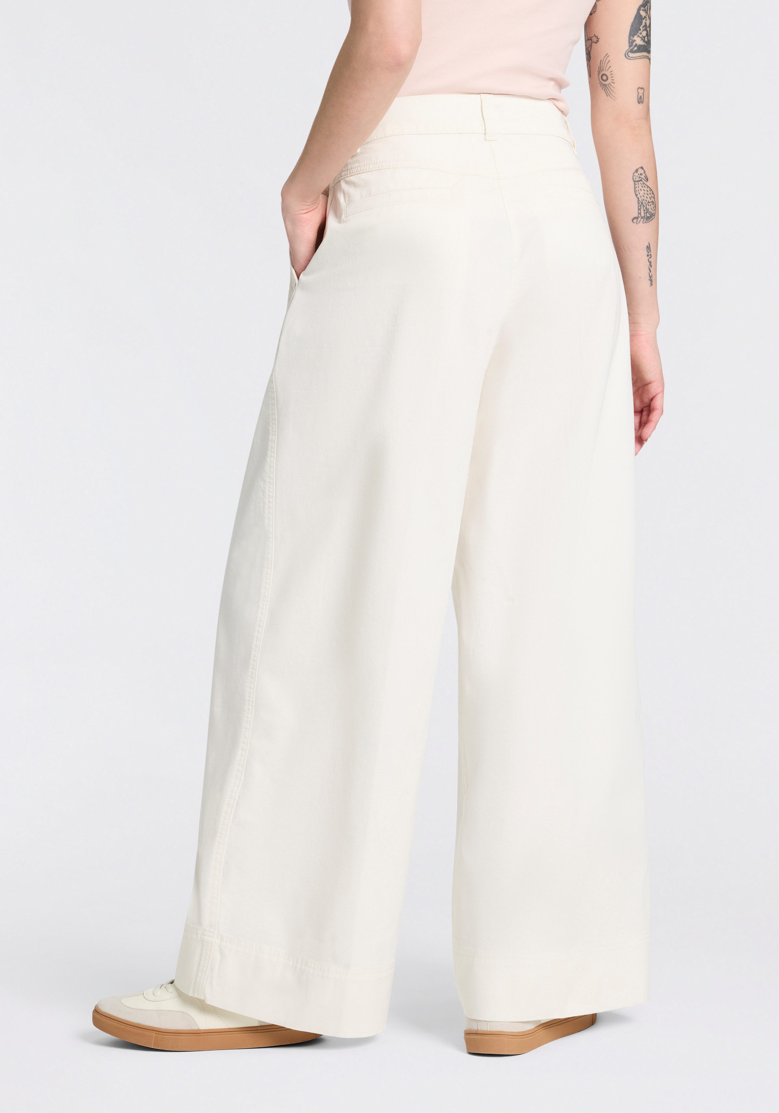 BOSS ORANGE Bundfaltenhose Tanjura Premium Damenmode mit weitem Bein