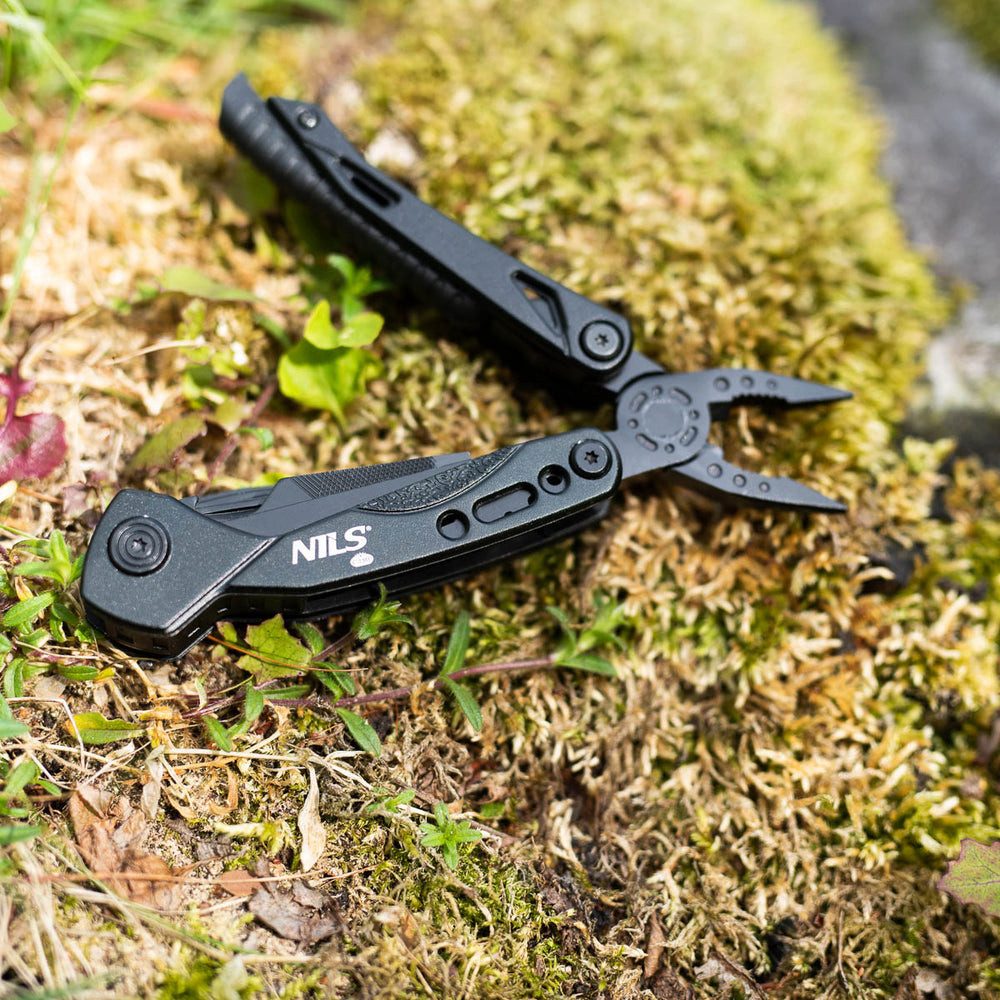 NILS CAMP Multitool Werkzeug Camping-Multitool, (Spar-Set, 1 St., 10,6 x 4,4 cm robust), 12 Funktionen, rostfreier Stahl, 9 Bits, Gürteletui