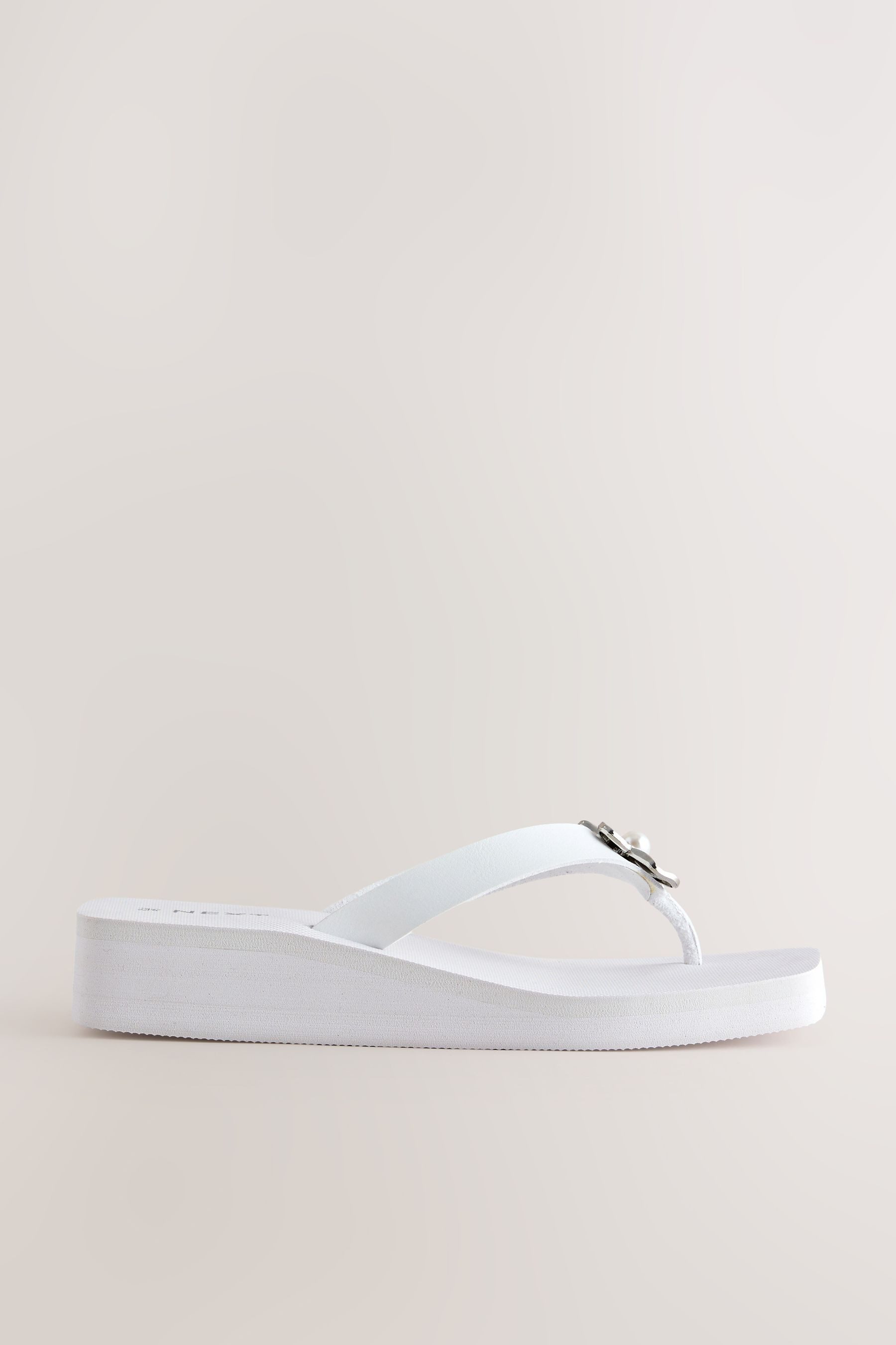 Next Zehentrenner mit Keilabsatz und Metalldetails Keilsandalette