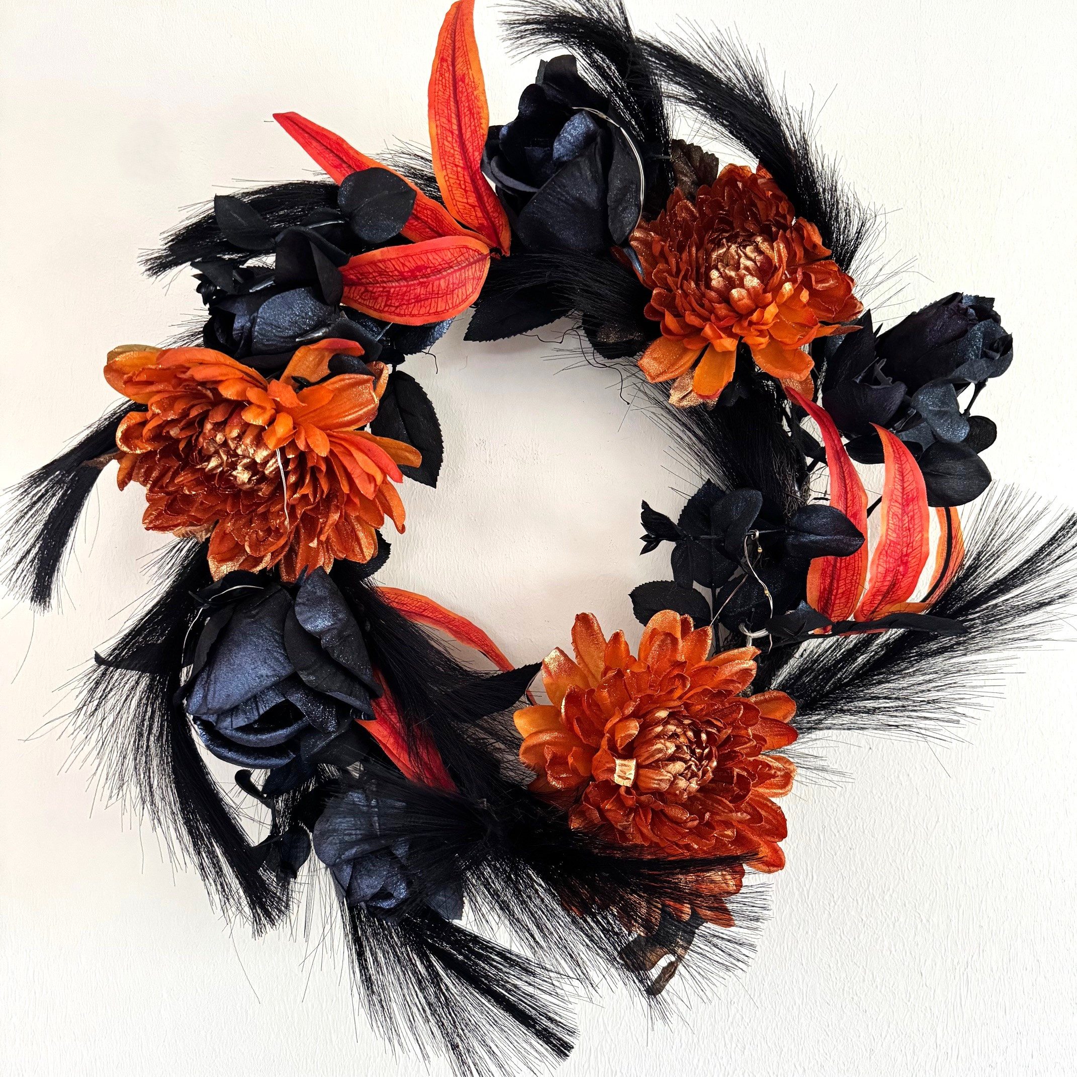 Online-Fuchs Dekokranz zum Aufhängen - Türkranz mit schwarzen Rosen & LED-L günstig online kaufen