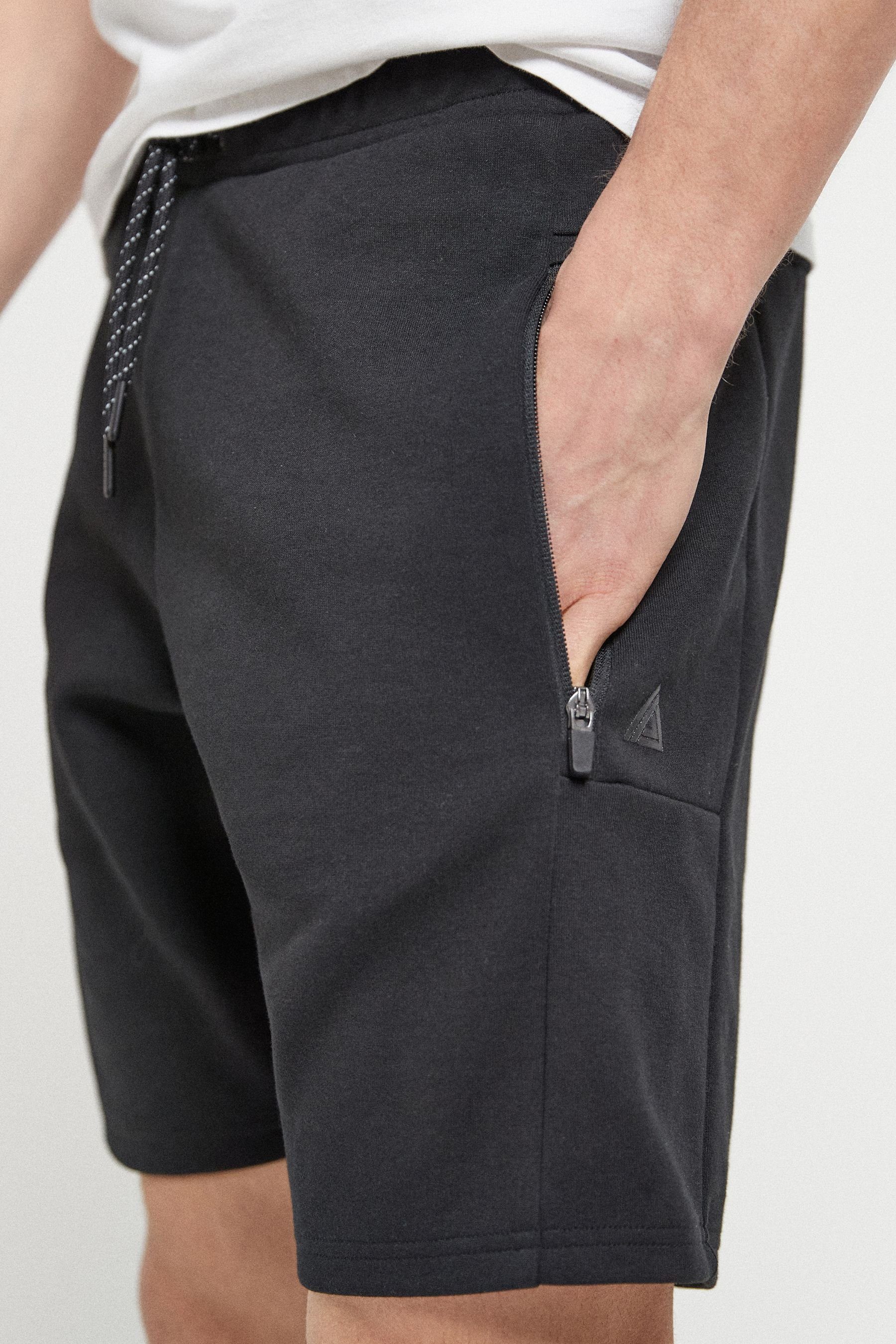 Reißverschlusstaschen Sweatshorts mit (1-tlg) Black Jersey-Shorts Next