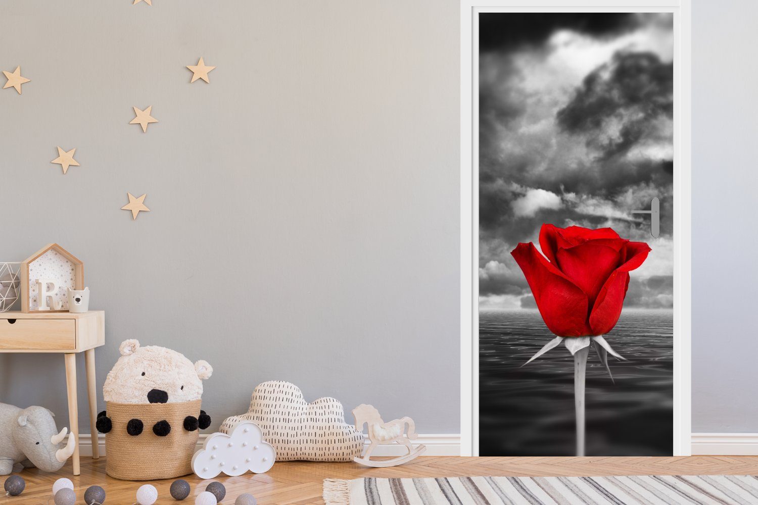 Meer Türaufkleber, Rose MuchoWow Türtapete für einem Schwarz-Weiß-Fotografie einer cm vor Fototapete St), bedruckt, 75x205 einem, (1 Matt, und roten Tür,