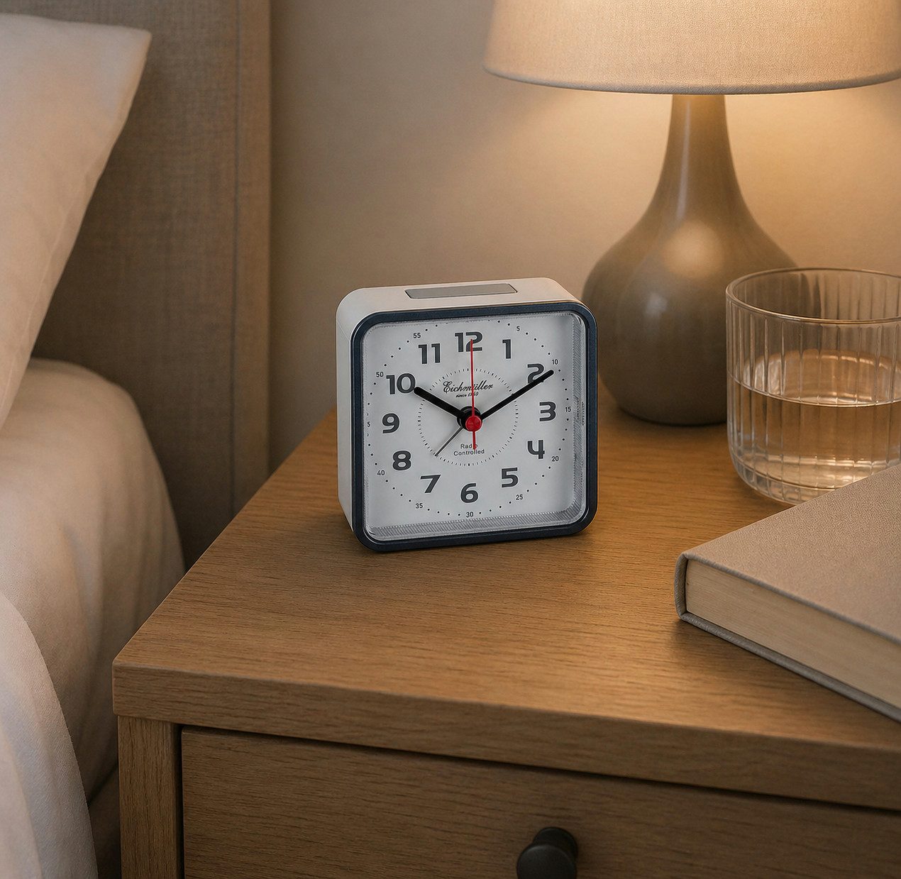 Eichmüller Funkwecker 9842-02 Analog Weiß quadratisch leise Snooze Licht Nachttischwecker