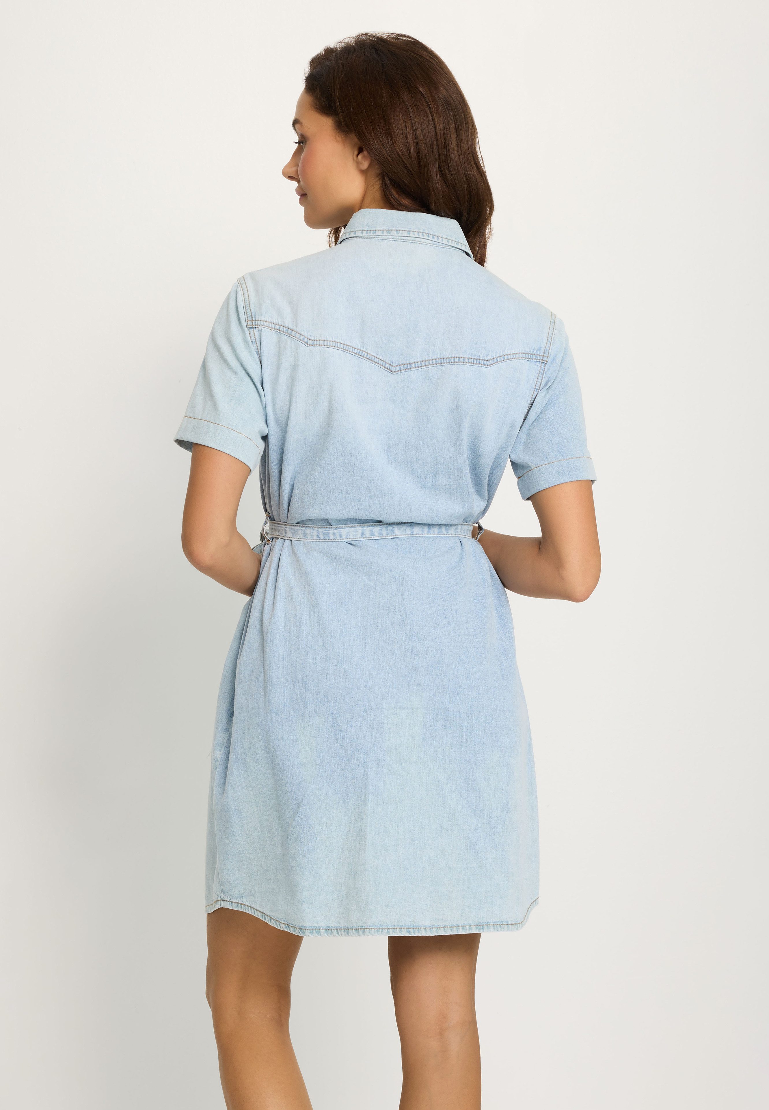 LASCANA Jeanskleid (mit Bindegürtel) in softer Denimqualität, modischer Western-Look
