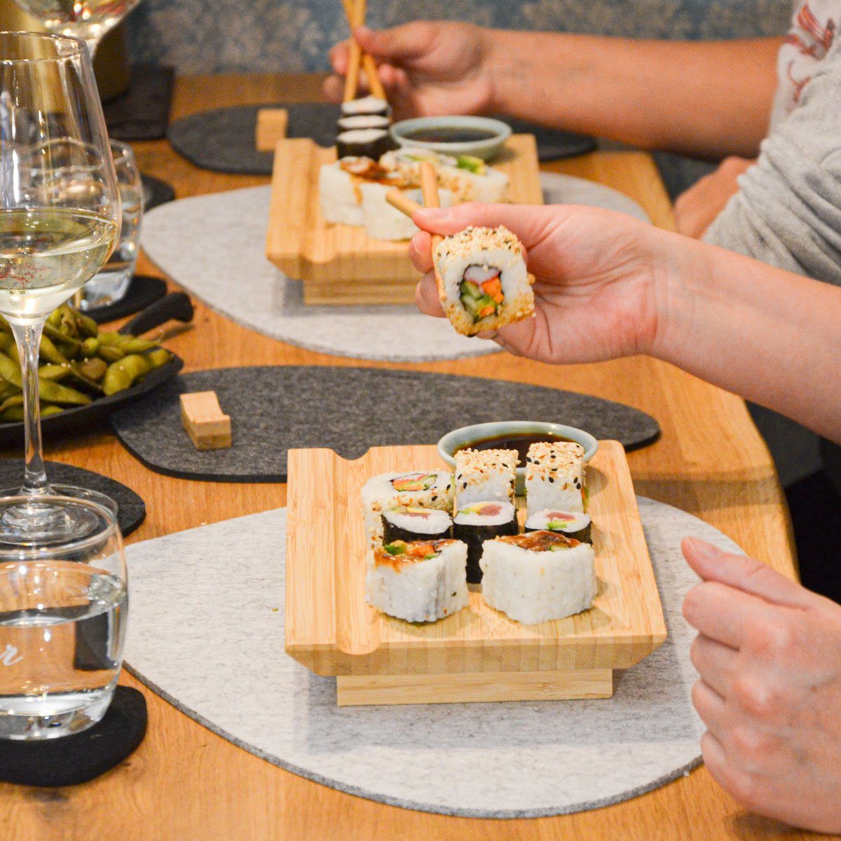 DuneDesign Servierplatte 4x Japanisches Sushi (Set, 20-tlg), Servierplatten, Brett für Personen Komplettset Holz, 4 27x16x4