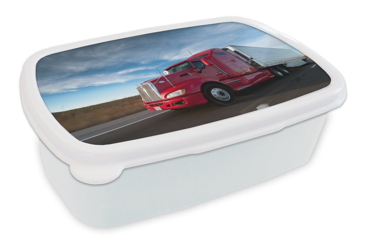 MuchoWow Lunchbox Roter Lastwagen mit bedrohlichem Himmel, Kunststoff, (2-tlg), Brotbox für Kinder und Erwachsene, Brotdose, für Jungs und Mädchen weiß