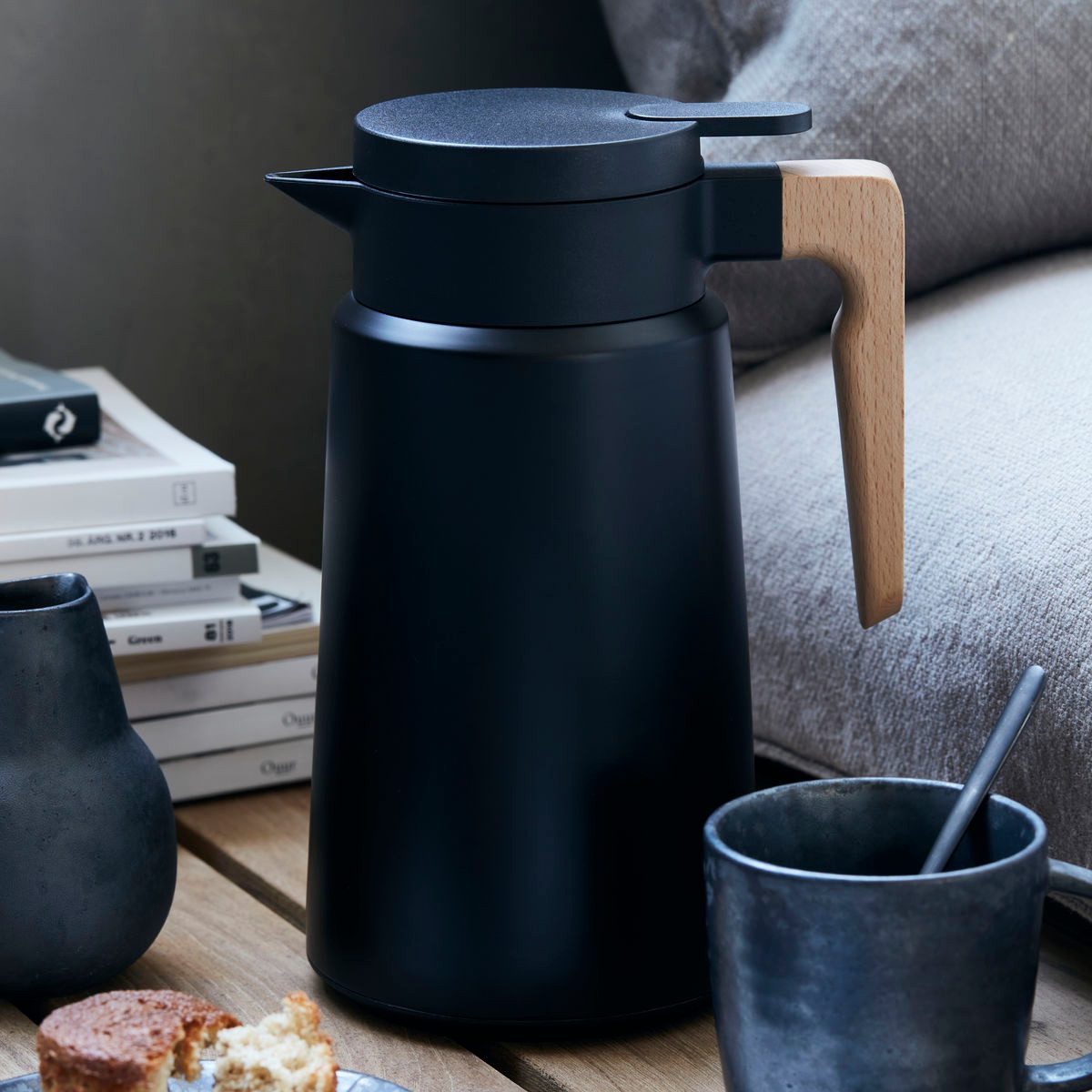 House Doctor Wasserkaraffe House Doctor Thermoskanne COLE 1,8L schwarz, Ø13,5x26cm